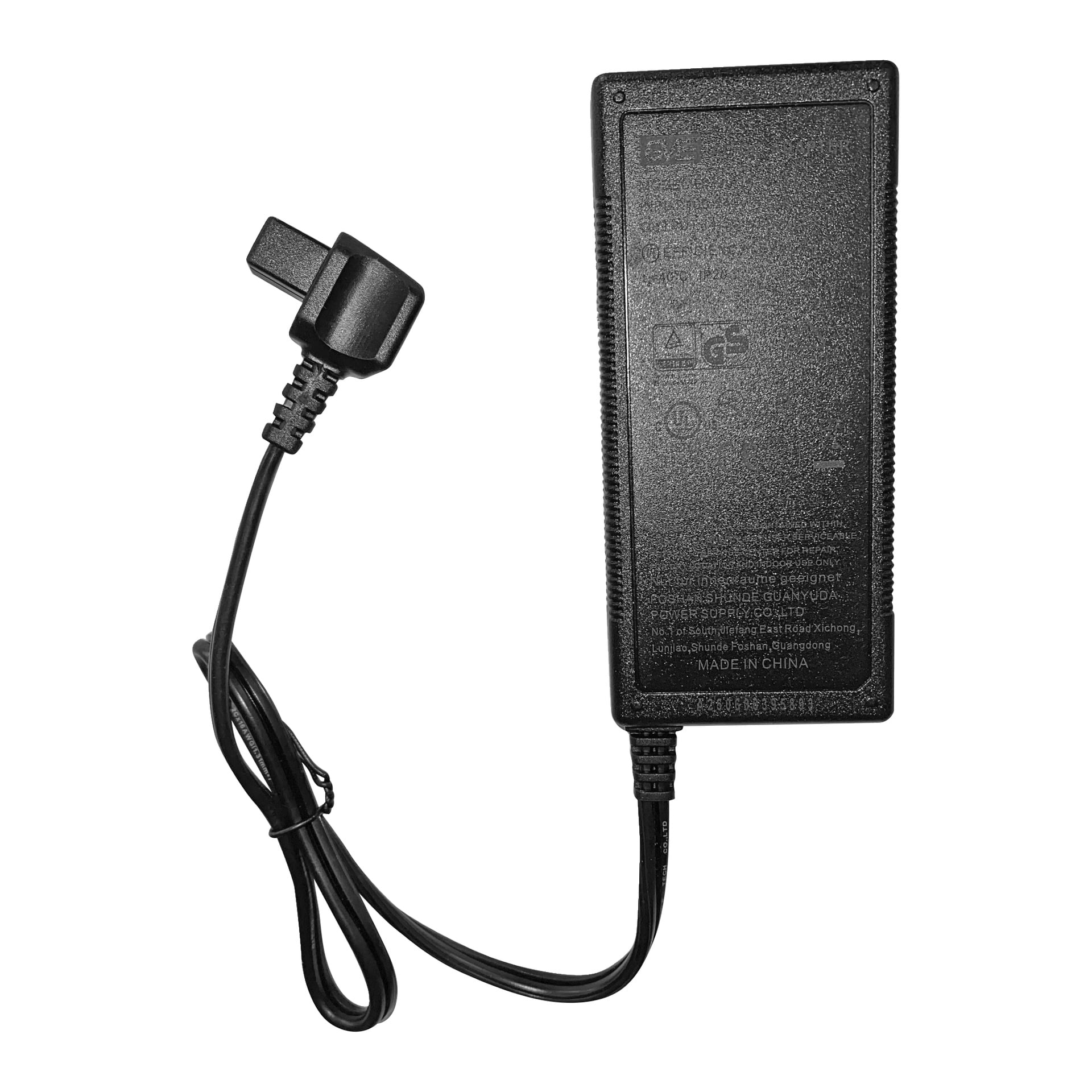 En svart rektangulær adapter for kjøleskap eller frysebokser med ledning og skrå plugg. Merking og sertifiseringsmerker vises på den.