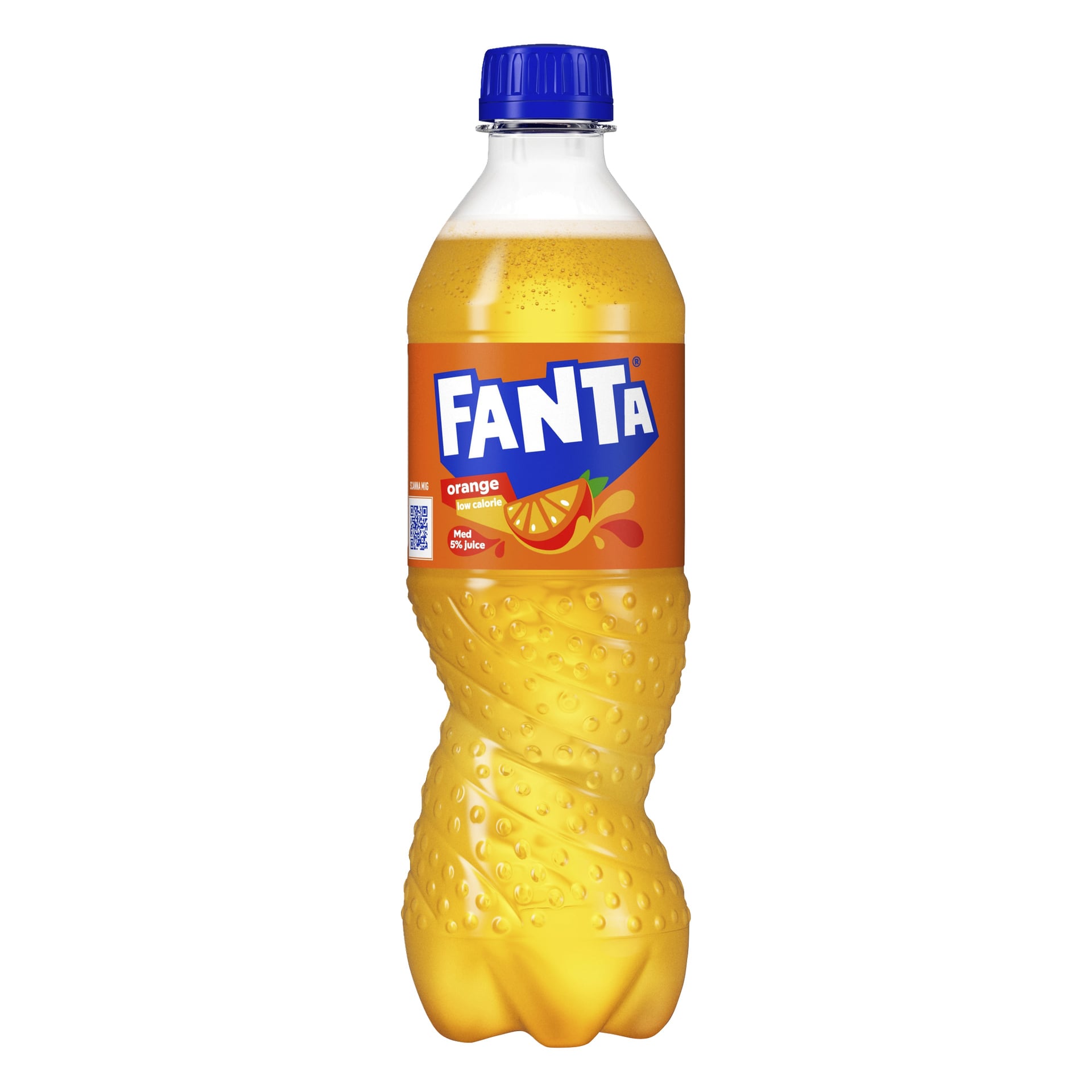 Plastikowa butelka napoju gazowanego Fanta orange z niebieską nakrętką, pomarańczową etykietą z logo Fanty, plasterkami pomarańczy i tekstem smakowym.