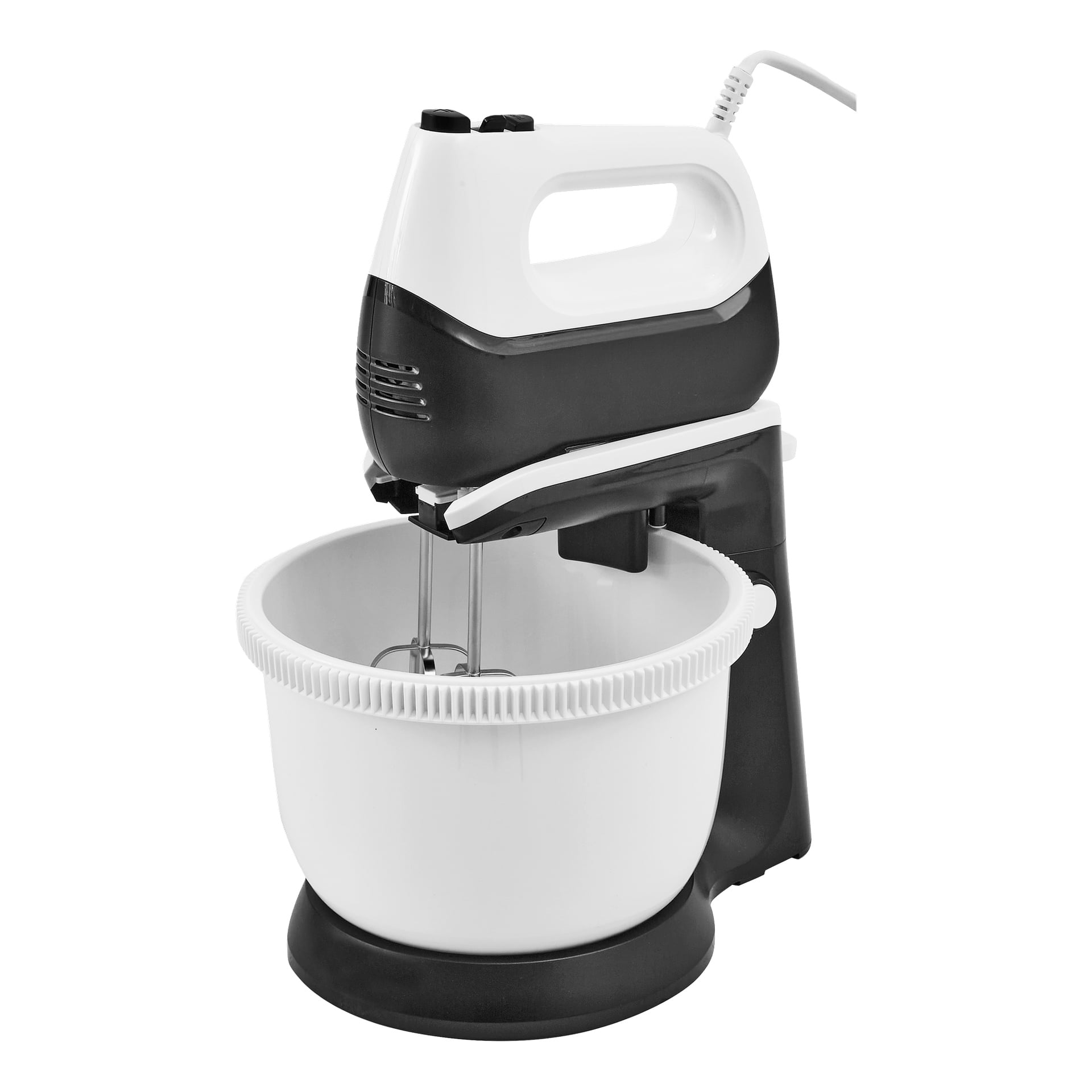 En svartvit elektrisk handmixer är monterad på ett stativ ovanför en vit blandningsskål, med två visp inuti skålen.