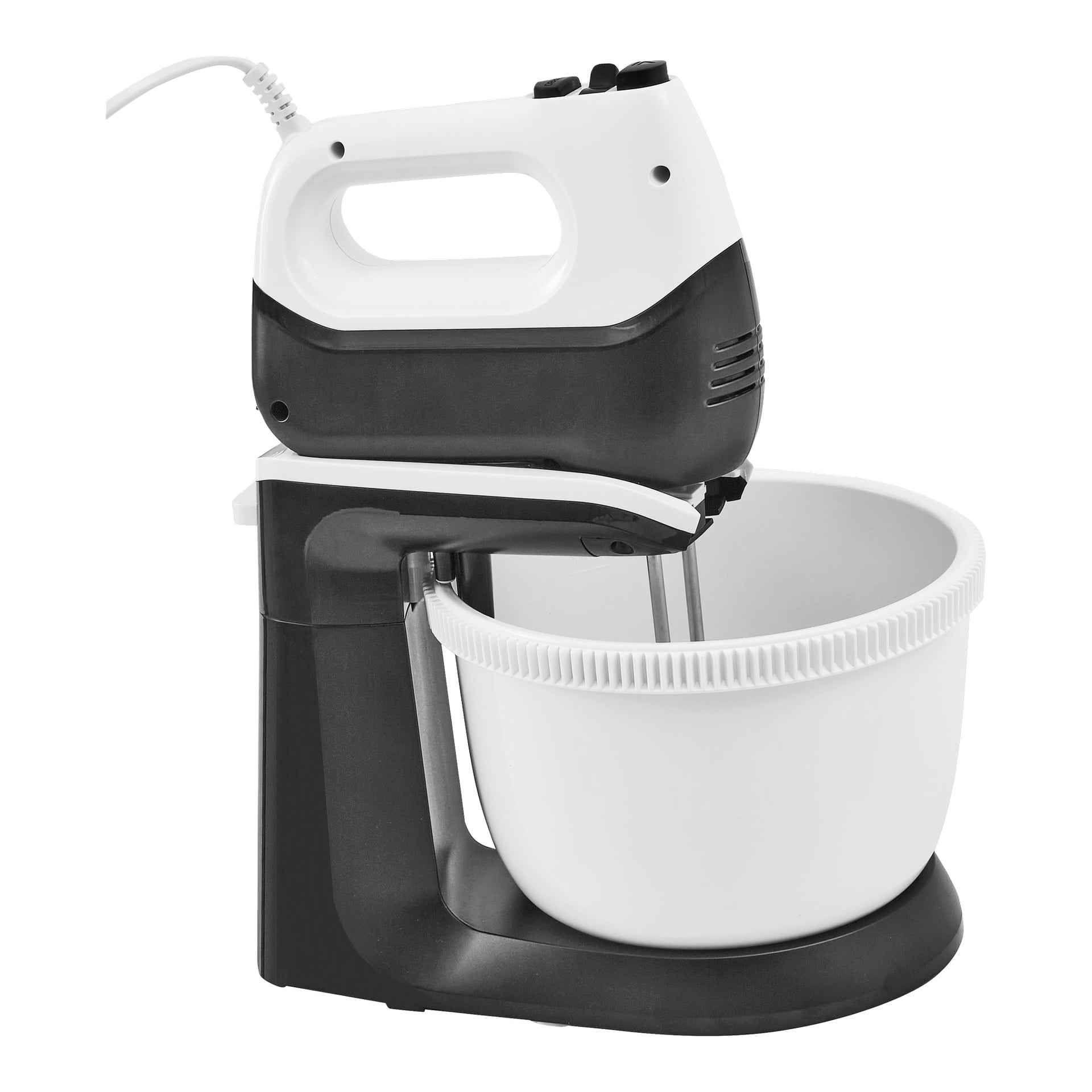 En svartvit köksmaskin med en avtagbar handmixer står ovanför en stor vit skål på botten, inkopplad och redo att användas.