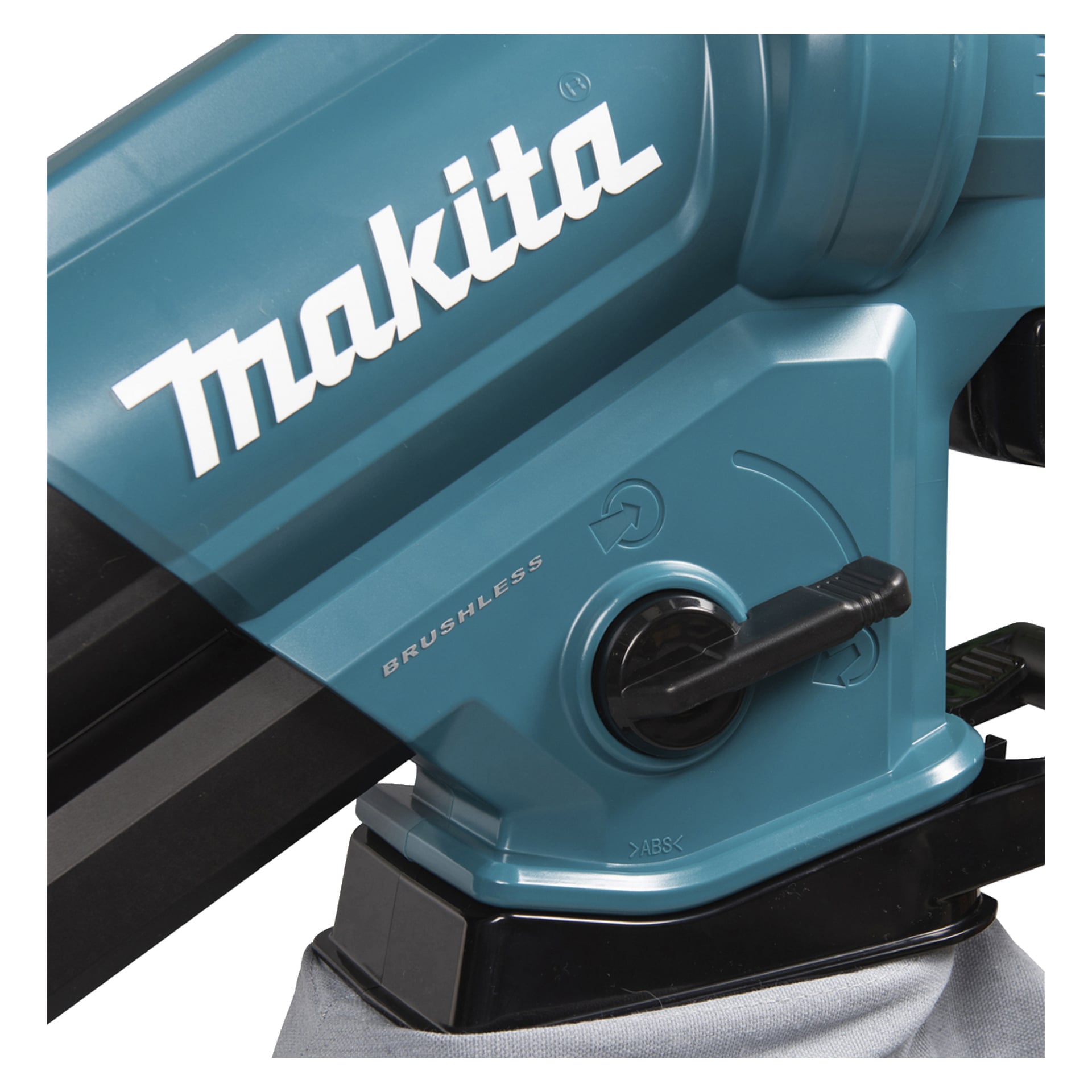 Närbild av ett blått Makita-verktyg som visar Makita-logotypen, svart justeringsspak, pilikoner, "BRUSHLESS"-etikett och en del av en dammpåse.