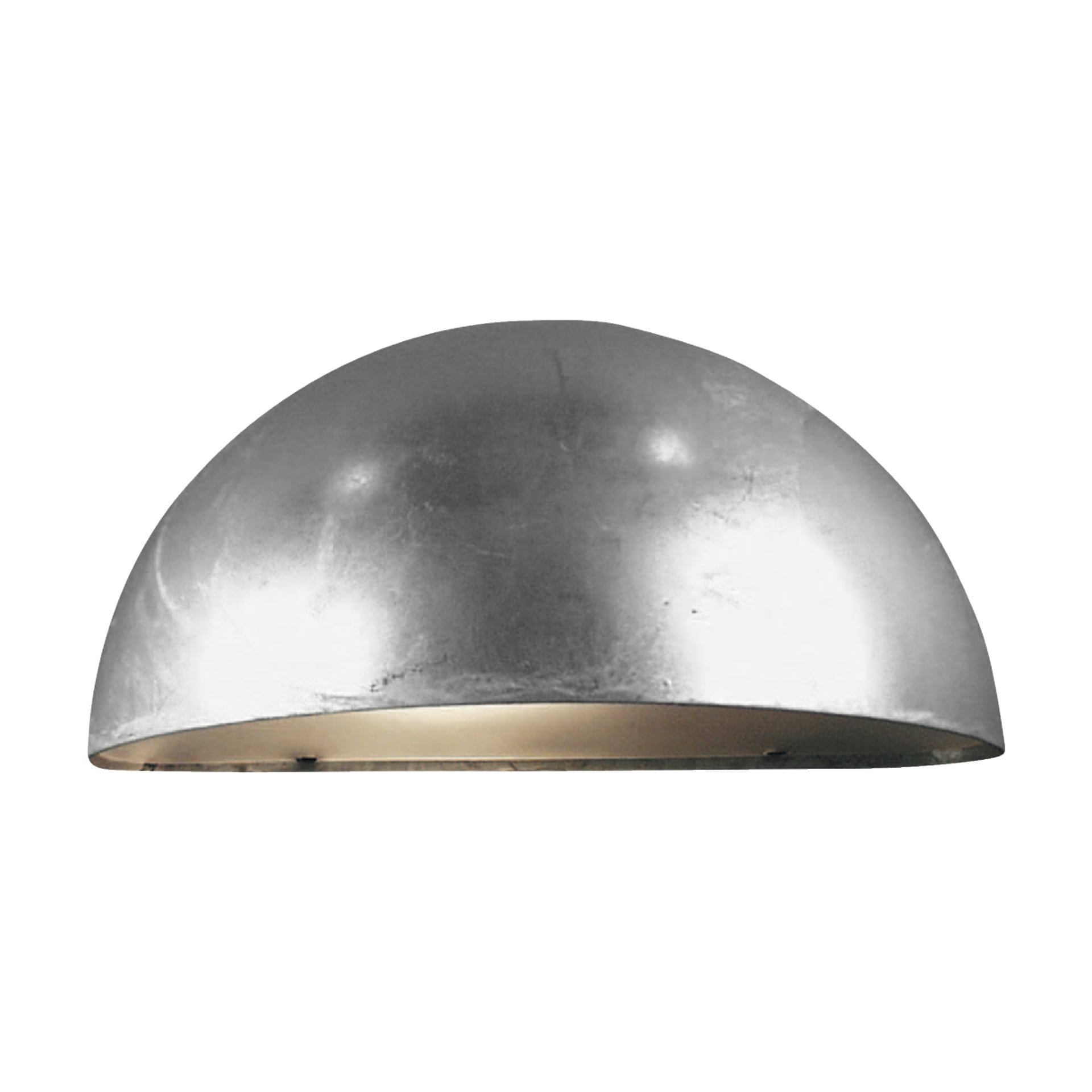 En borstad metallkupolvägg från Nordlux, designad för att dölja glödlampan och kasta ett mjukt, elegant sken från basen.