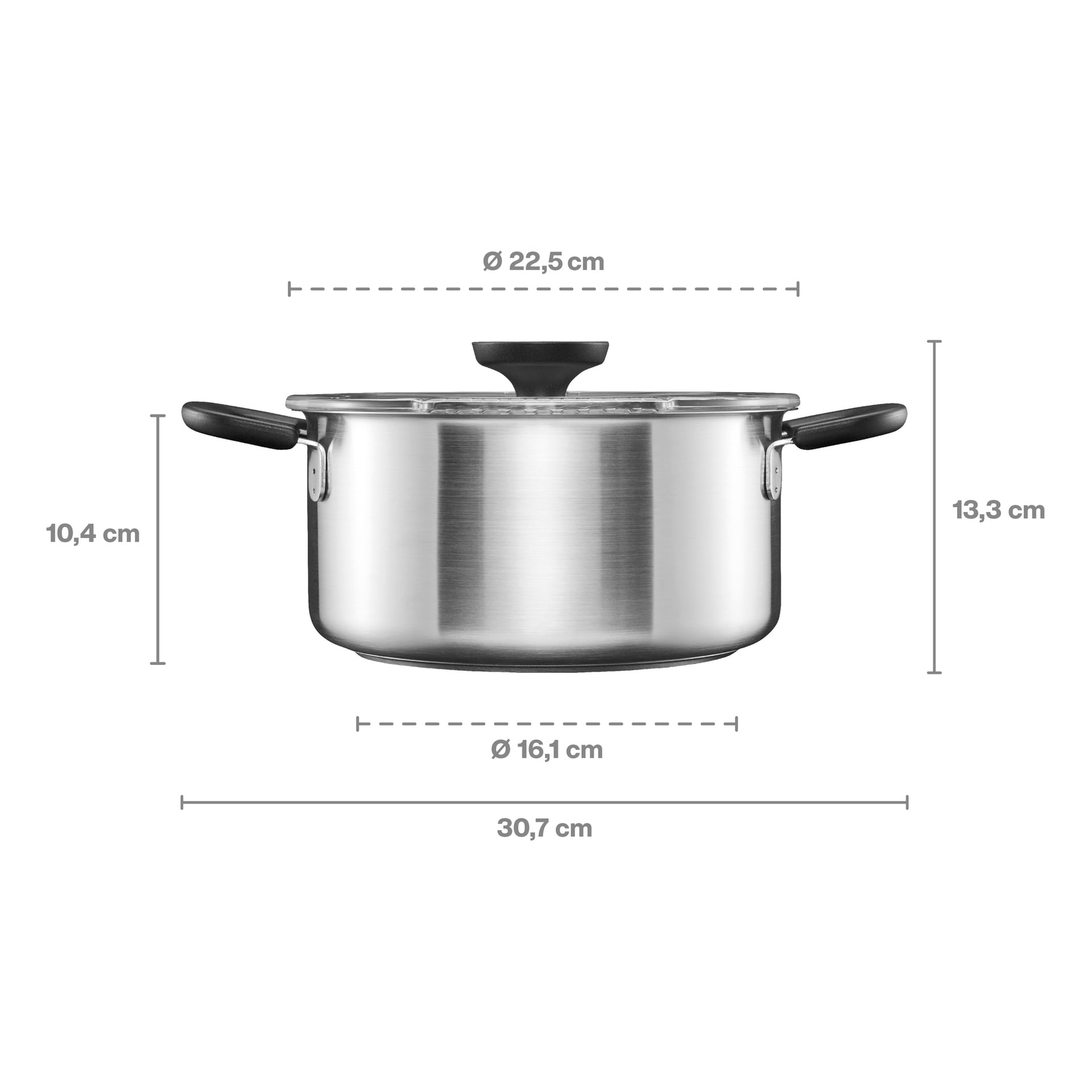 Edelstahltopf mit Deckel und schwarzen Griffen; 22,5 cm Durchmesser der Oberseite, 16,1 cm Fuß, 30,7 cm Breite, 13,3/10,4 cm Höhe mit/ohne Deckel.