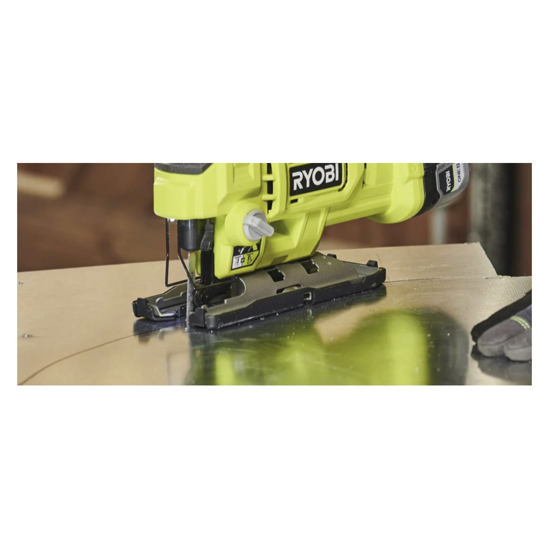 Närbild på en Ryobi-pussel som skär metall, ledd av en handske som håller lakanet stadigt.