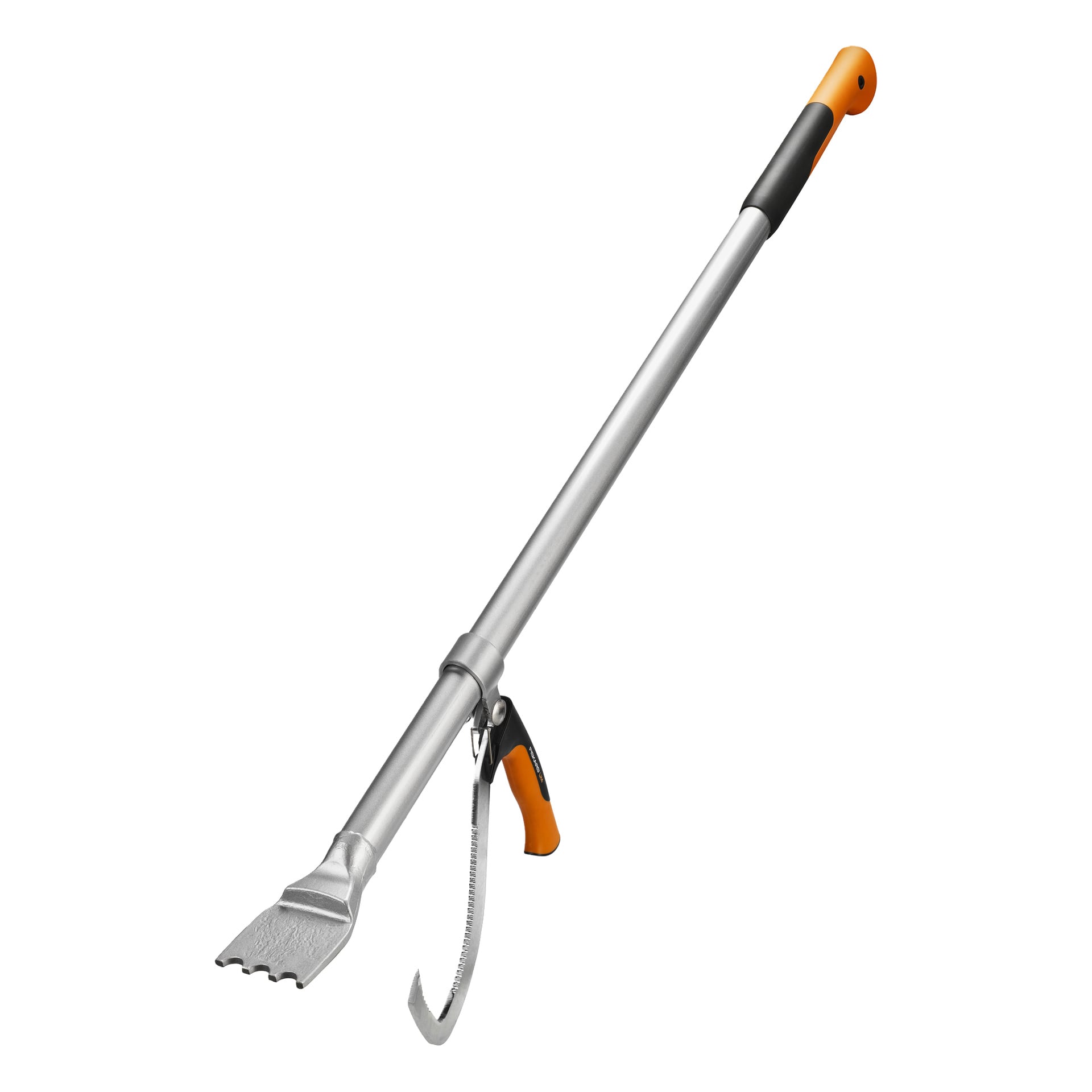 Ett trädgårdsredskap med silverhandtag, orange och svart grepp, taggigt platt blad i ena änden och en böjd klo nära bladet.