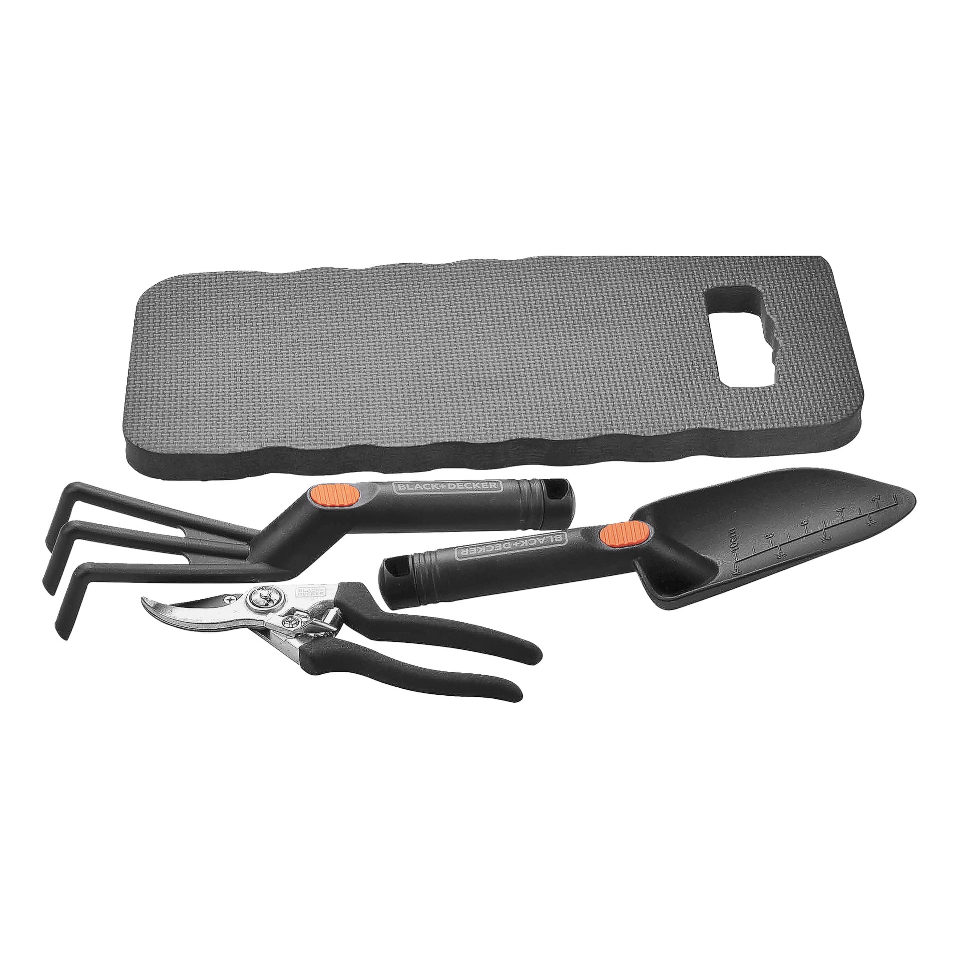 En svart skumdyna för knä med handtag, beskärningssax, en handhållen kratta och en markerad handspade är prydligt arrangerade tillsammans.