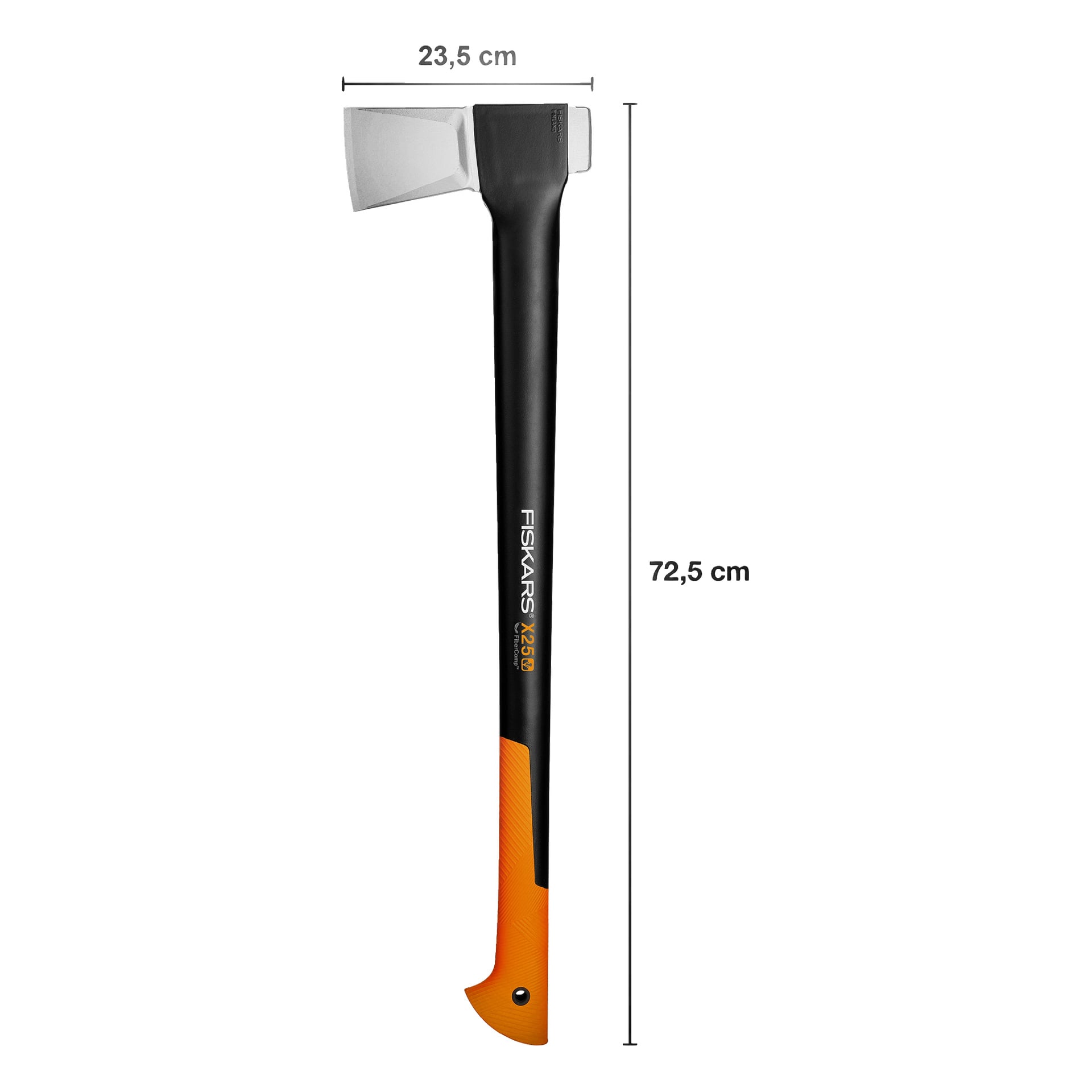 En Fiskars X25-yxa står upprätt med ett svart och orange handtag. Yxhuvudets bredd är 23,5 cm, total längd är 72,5 cm, detaljer på skaftet.