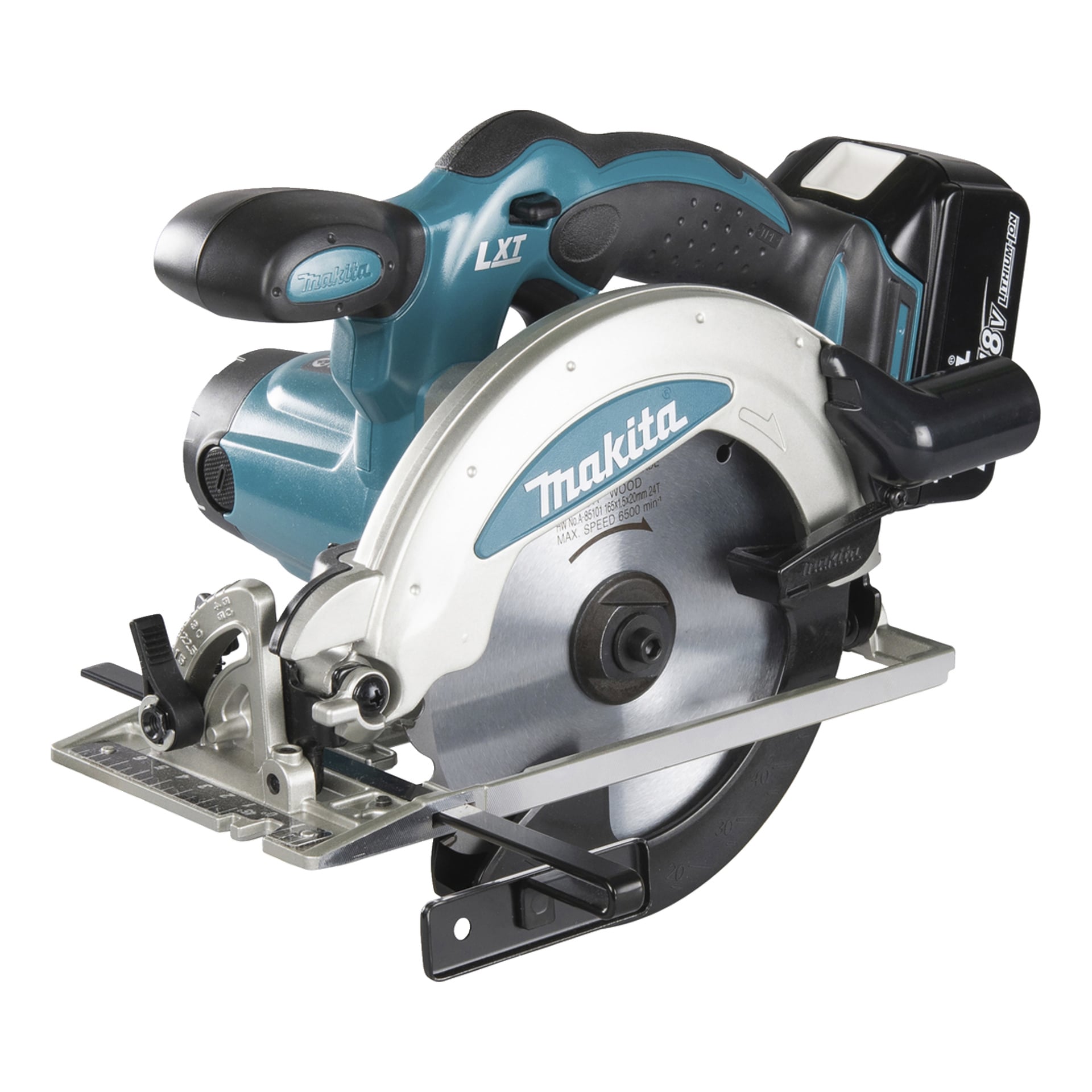 Makita sladdlösa cirkelsåg med en blåsvart kaross, silverfärgat bladskydd, metallblad, svart handtag och bakre batteripack.