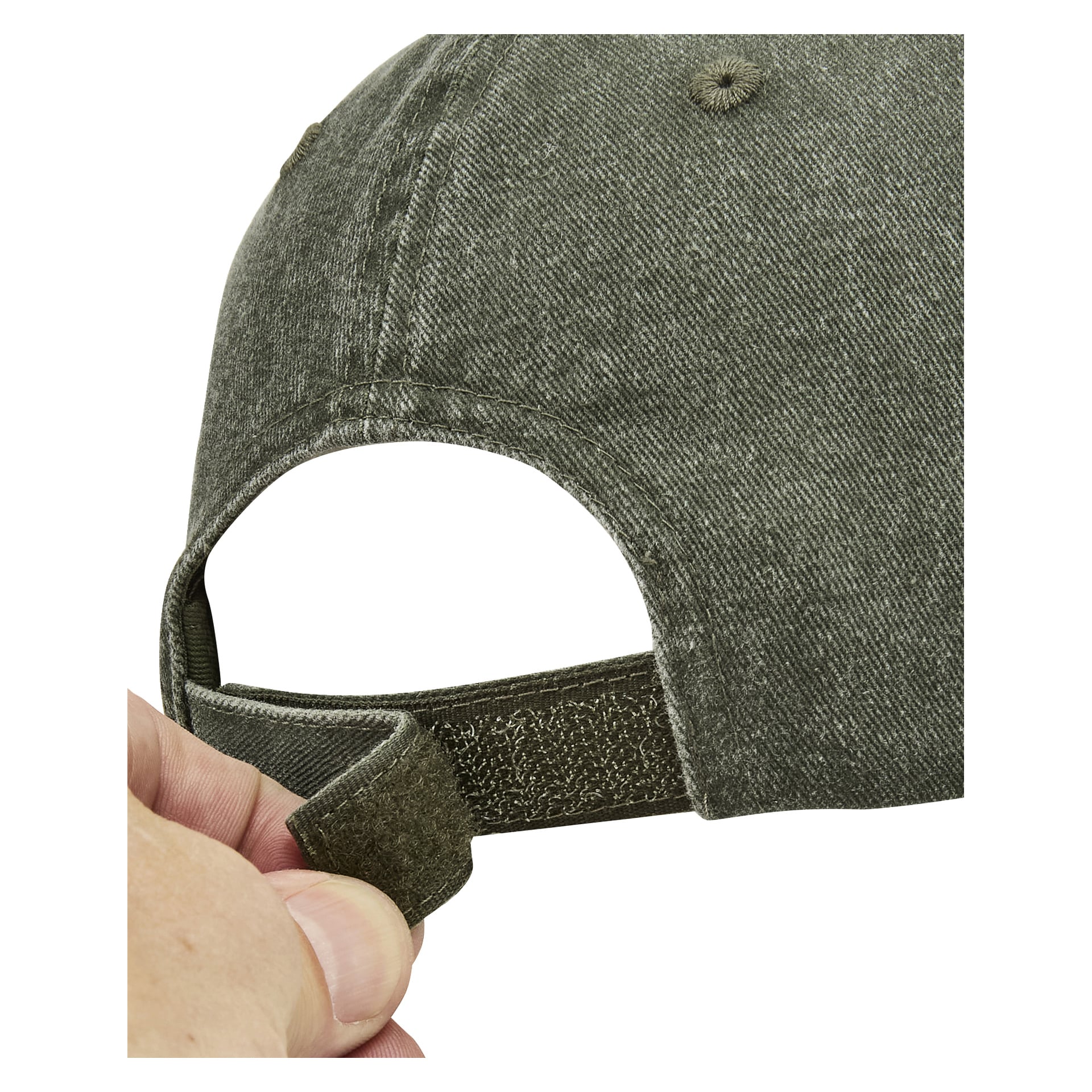 Eine Nahaufnahme zeigt eine Hand, die den Velcro-Riemen auf der Rückseite einer grünlich-grauen Kayoba-Outdoor-Kappe befestigt, wobei nur ein Teil der Kappe und die Hand sichtbar sind.