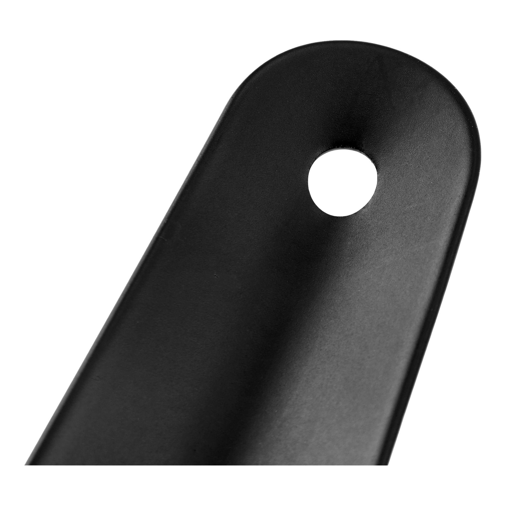 Närbild av ett slätt, svart föremål av metall eller plast, med en rundad spets och ett runt hål nära överkanten.