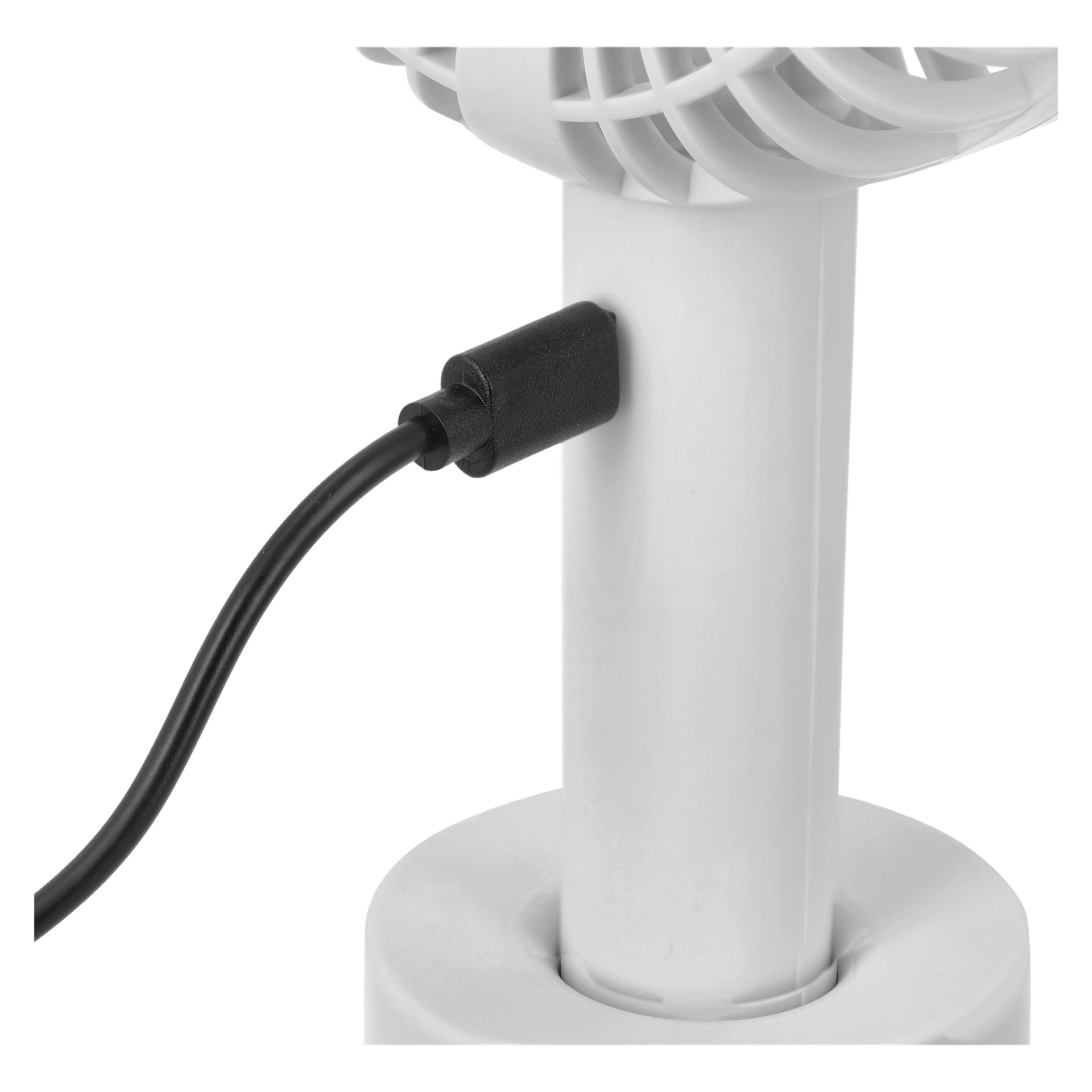 En svart strømkabel kobles til USB-porten på en hvit sylindrisk elektronisk base, sannsynligvis for en bærbar vifte, med fokus på kontakten.