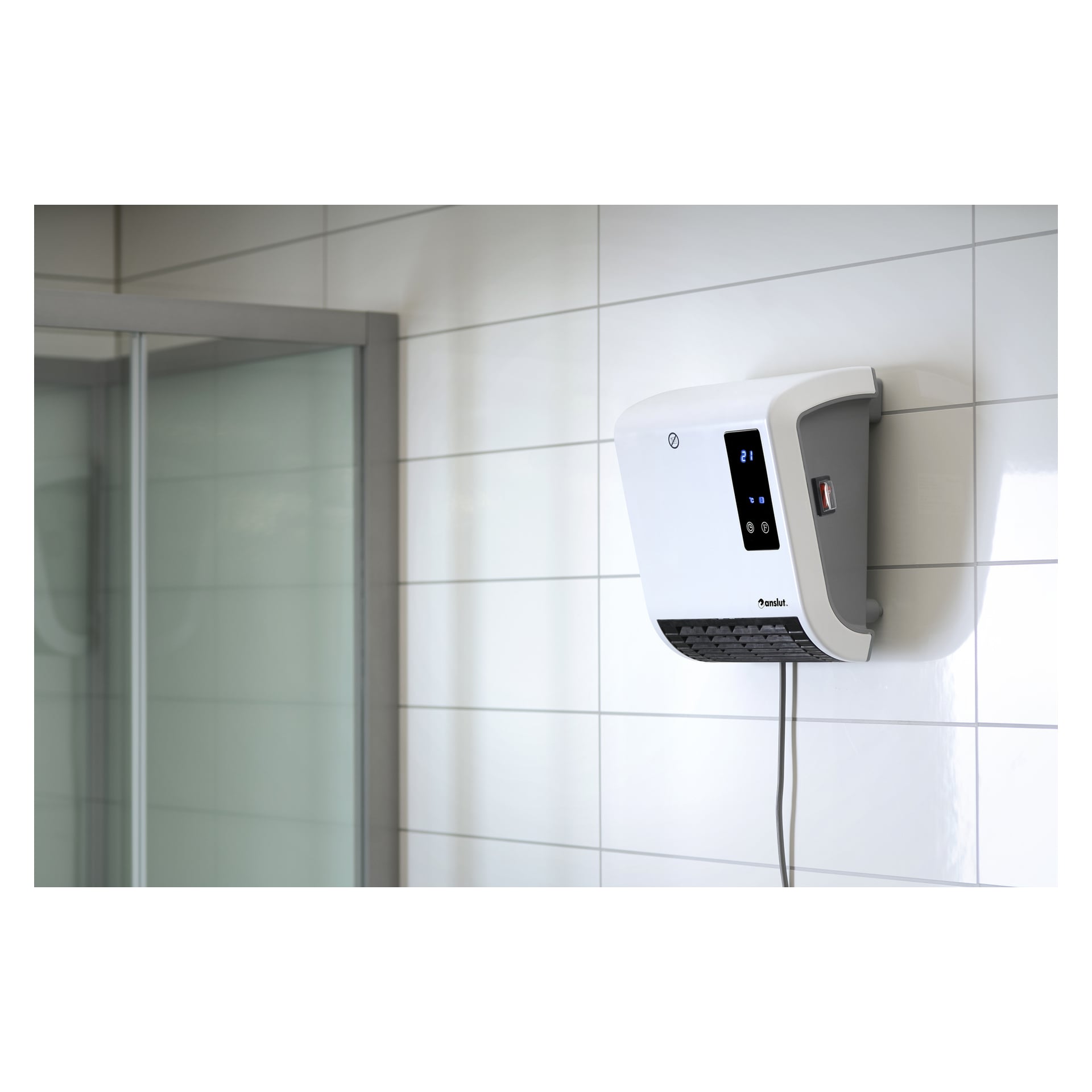 Ein weißes, wandmontiertes elektrisches Gerät mit digitalem Display und Knöpfen befindet sich an einer gefliesten Badezimmerwand in der Nähe einer Glasduschtür, darunter hängt ein Stromkabel.