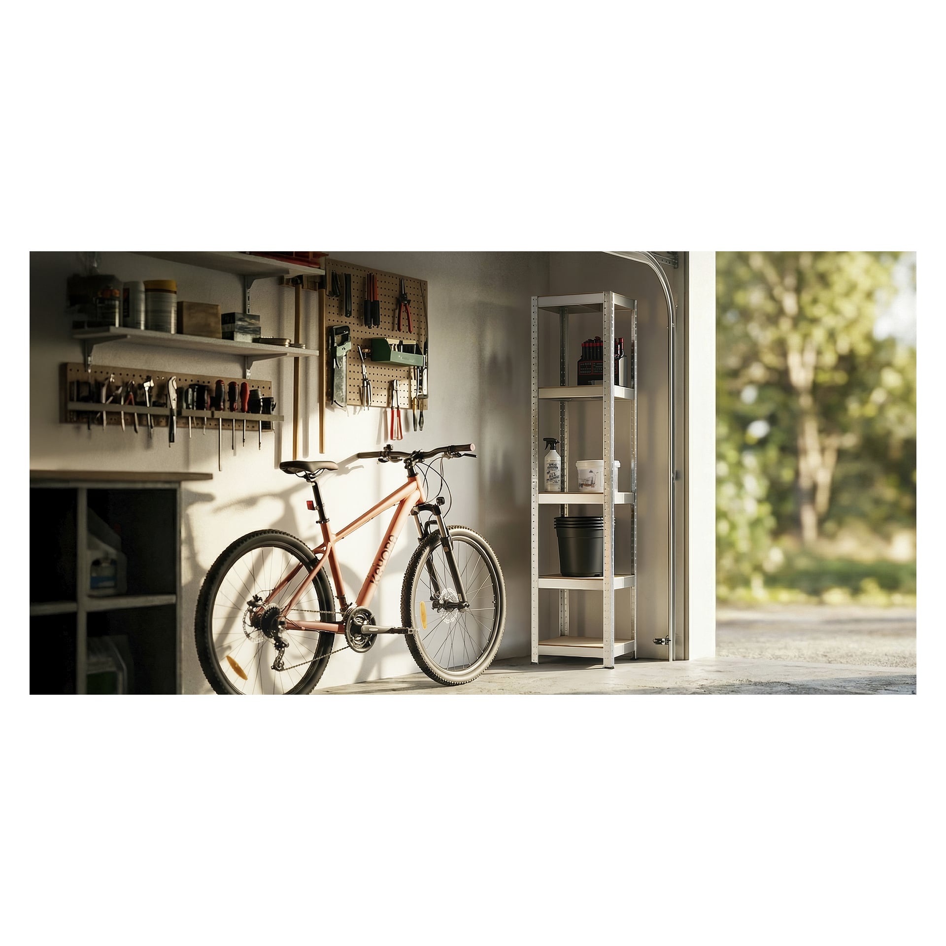 En cykel vilar vid en garagevägg, omgiven av hyllor och pinnplattor med verktyg. Solljuset strömmar in genom den öppna dörren.