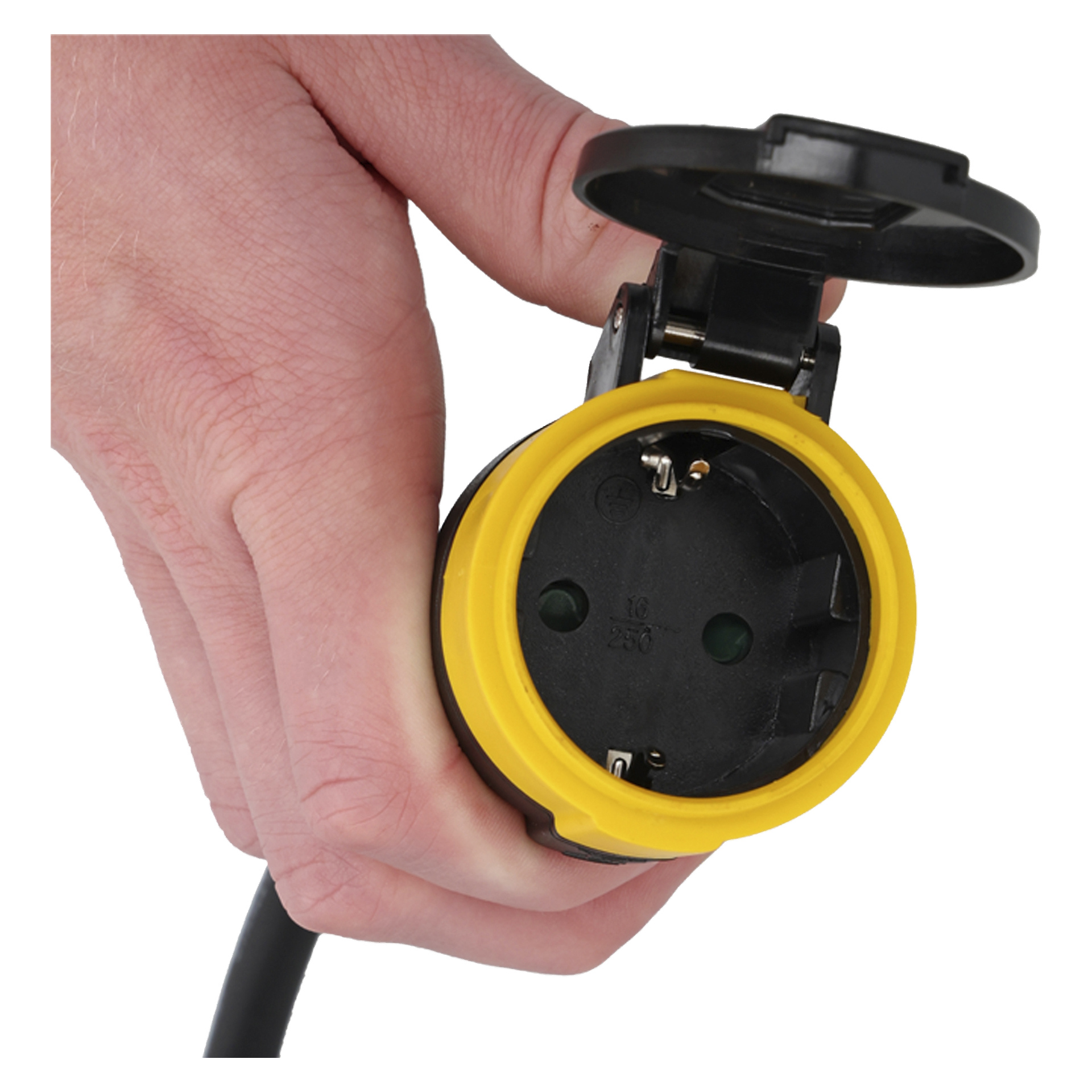 En hand greppar ett gult och svart kraftigt eluttag med det svarta locket uppfällt, vilket visar två stift och en jordplats.