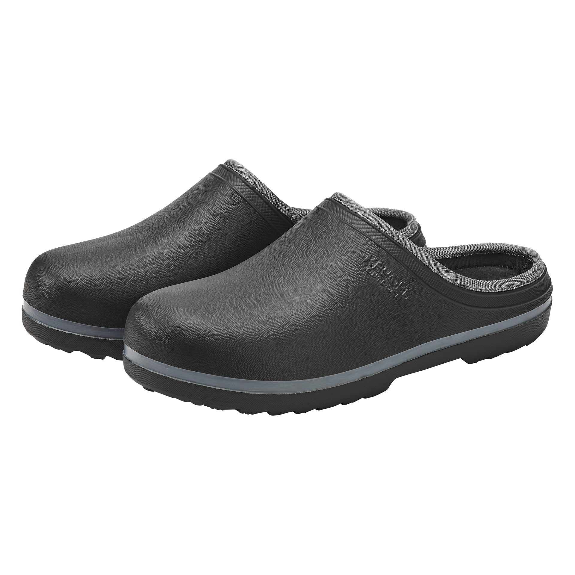 Ett par svarta slip-on träskor med texturerade överdelar, tjocka sulor och ett präglat märke på sidan, placerade sida vid sida.