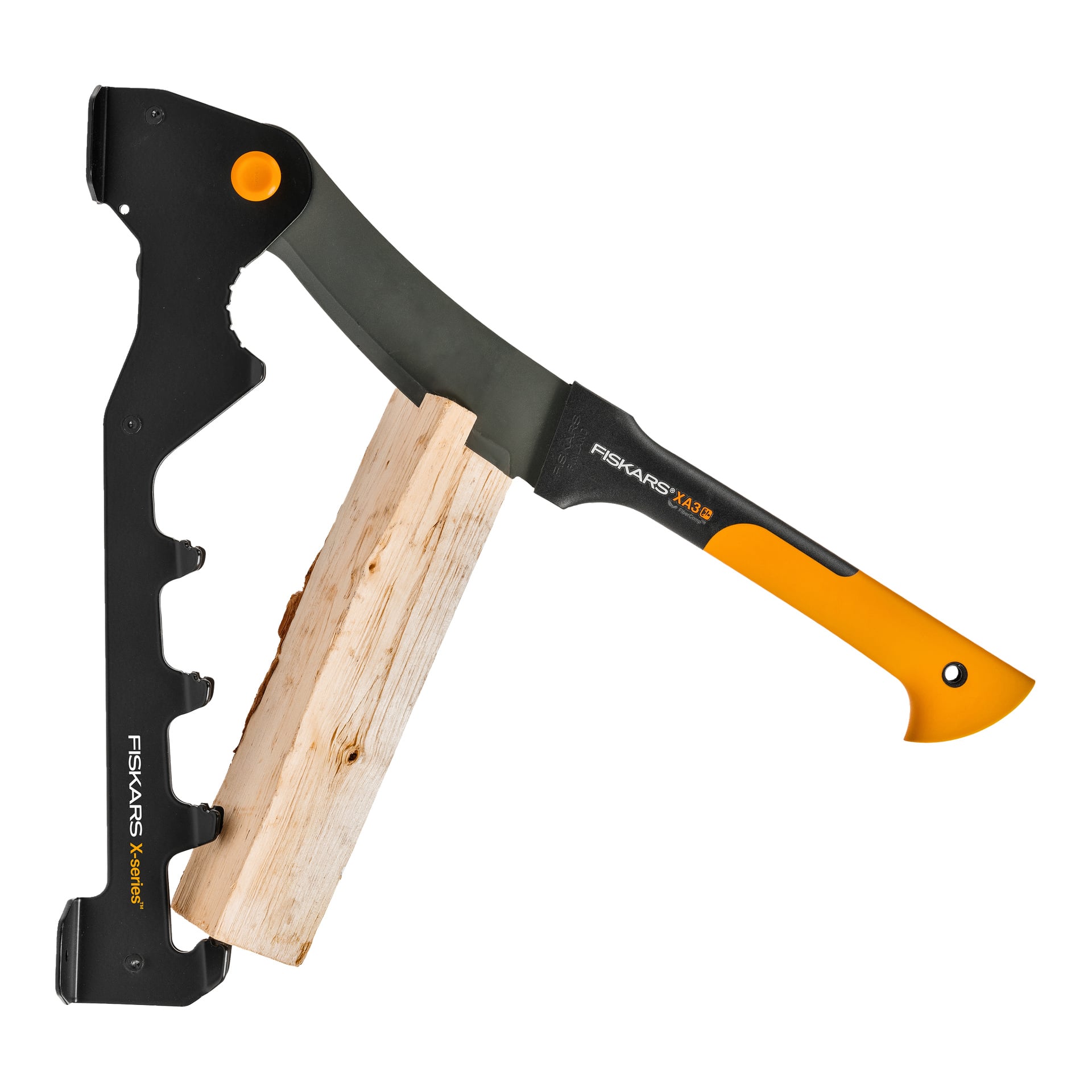 Ett Fiskars Xact-verktyg med orange och svart handtag klyver en stock på en svart metallbas, vilket illustrerar dess vedklyvningsfunktion.