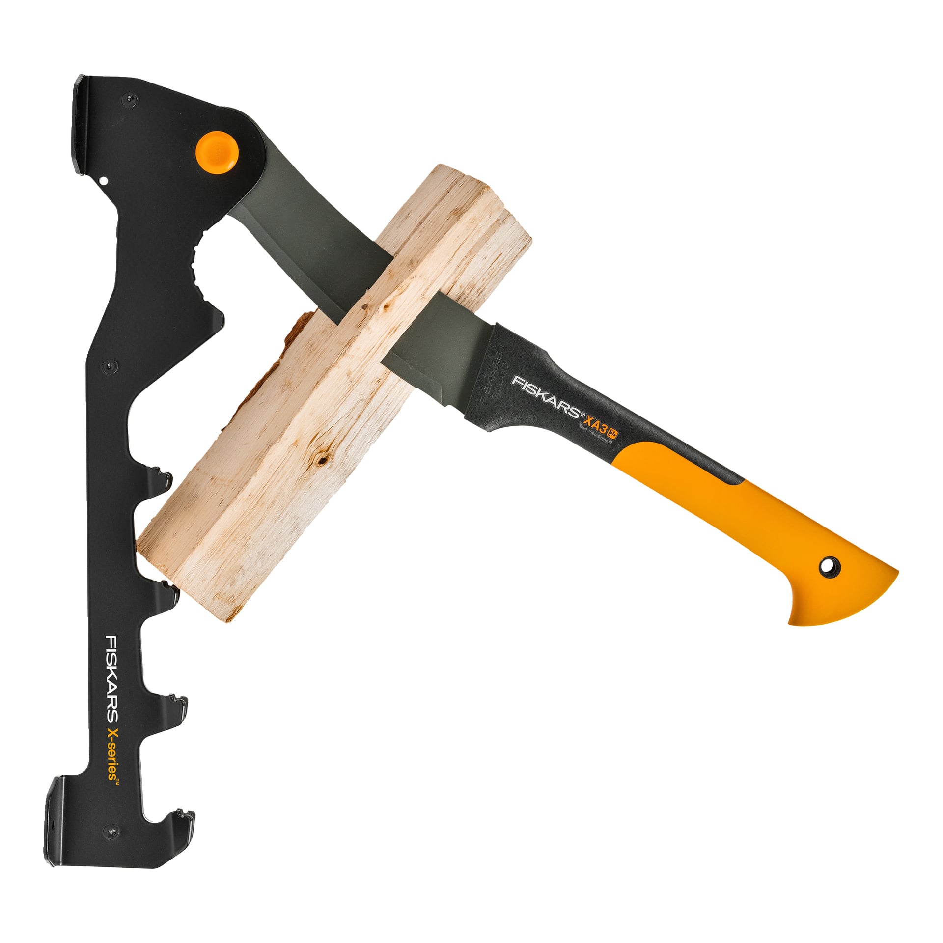 En Fiskars X11-yxa med svart och orange handtag är inbäddad i ved och vilar på ett svart Fiskars-slipverktyg.