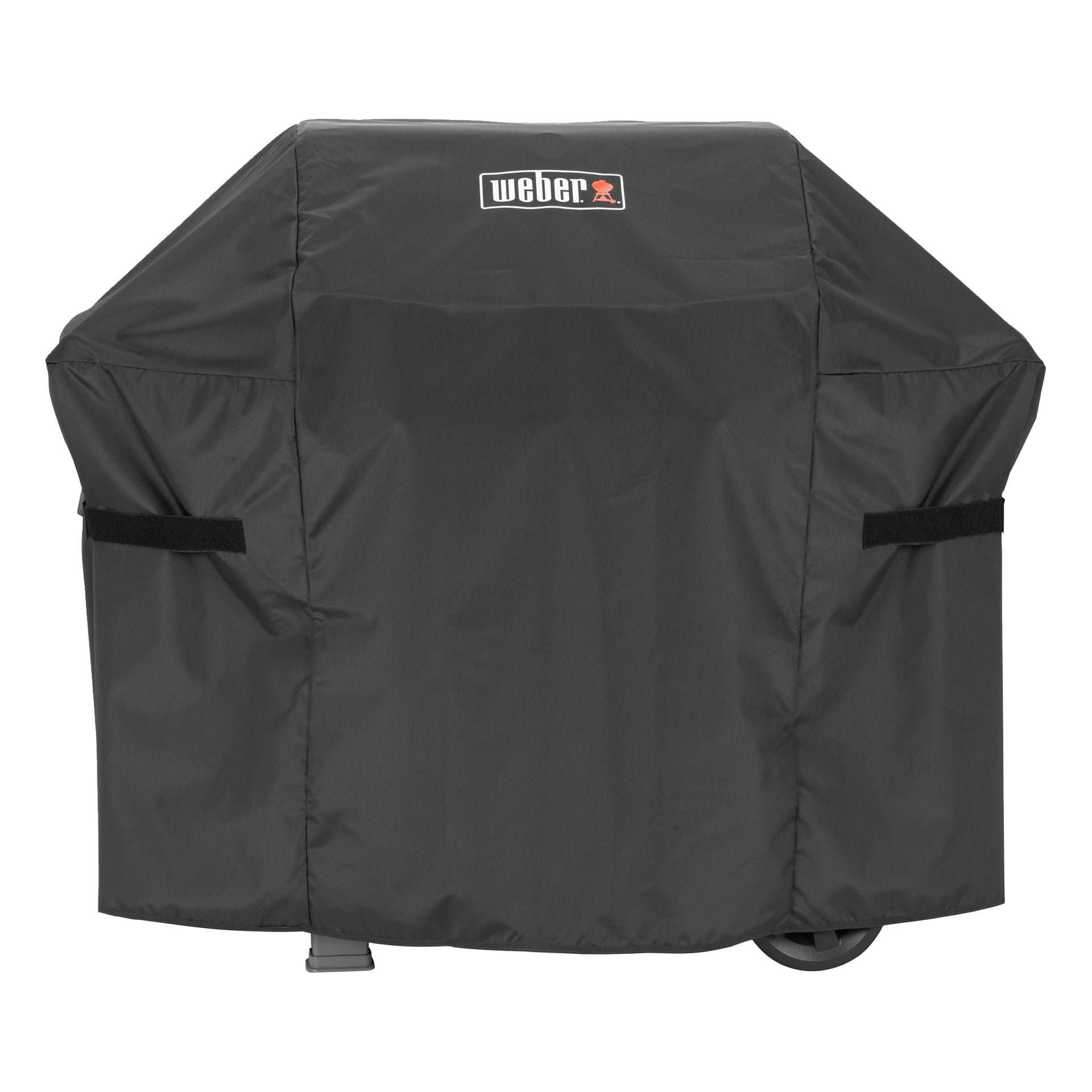 Et svart Weber-grilldeksel med logoen øverst i midten sitter tett over en grill, festet med sidestropper og viser hjulene under.