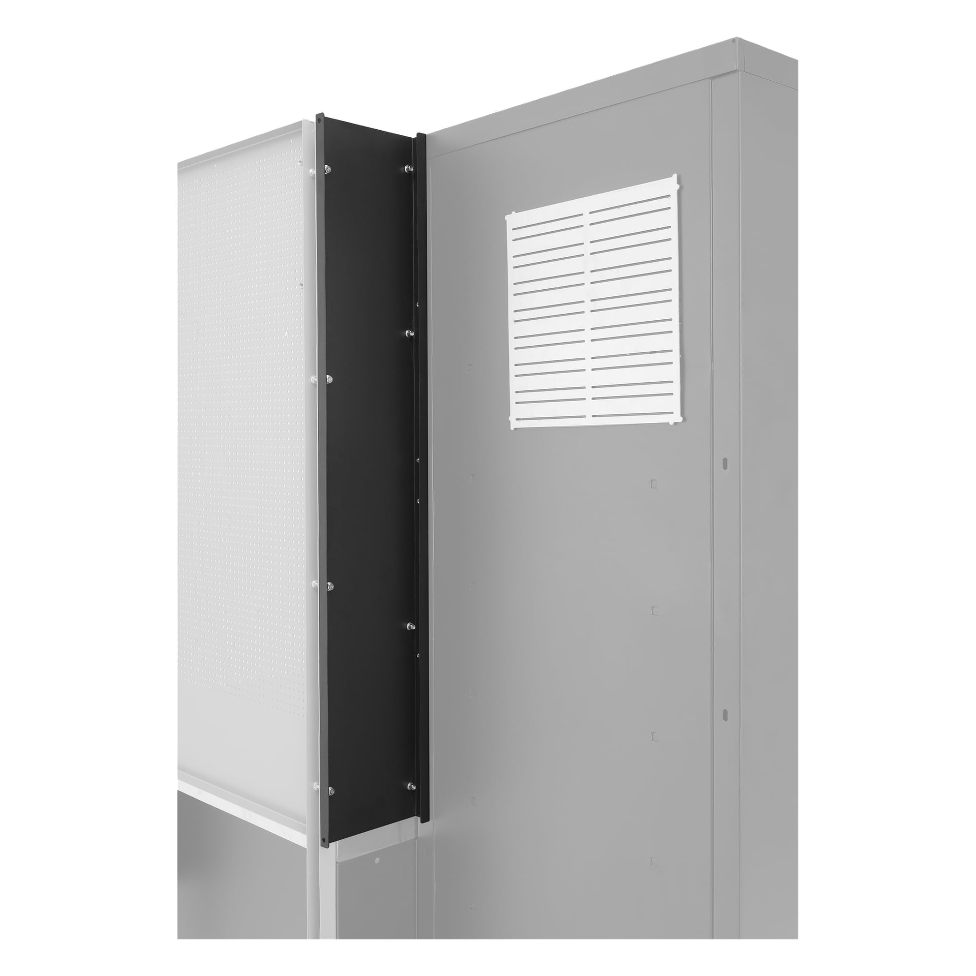 Närbild av sidan och bakhörnet av ett grått metallhölje, som visar en ventilerad panel och en svart avskiljare fastsatt med skruvar.