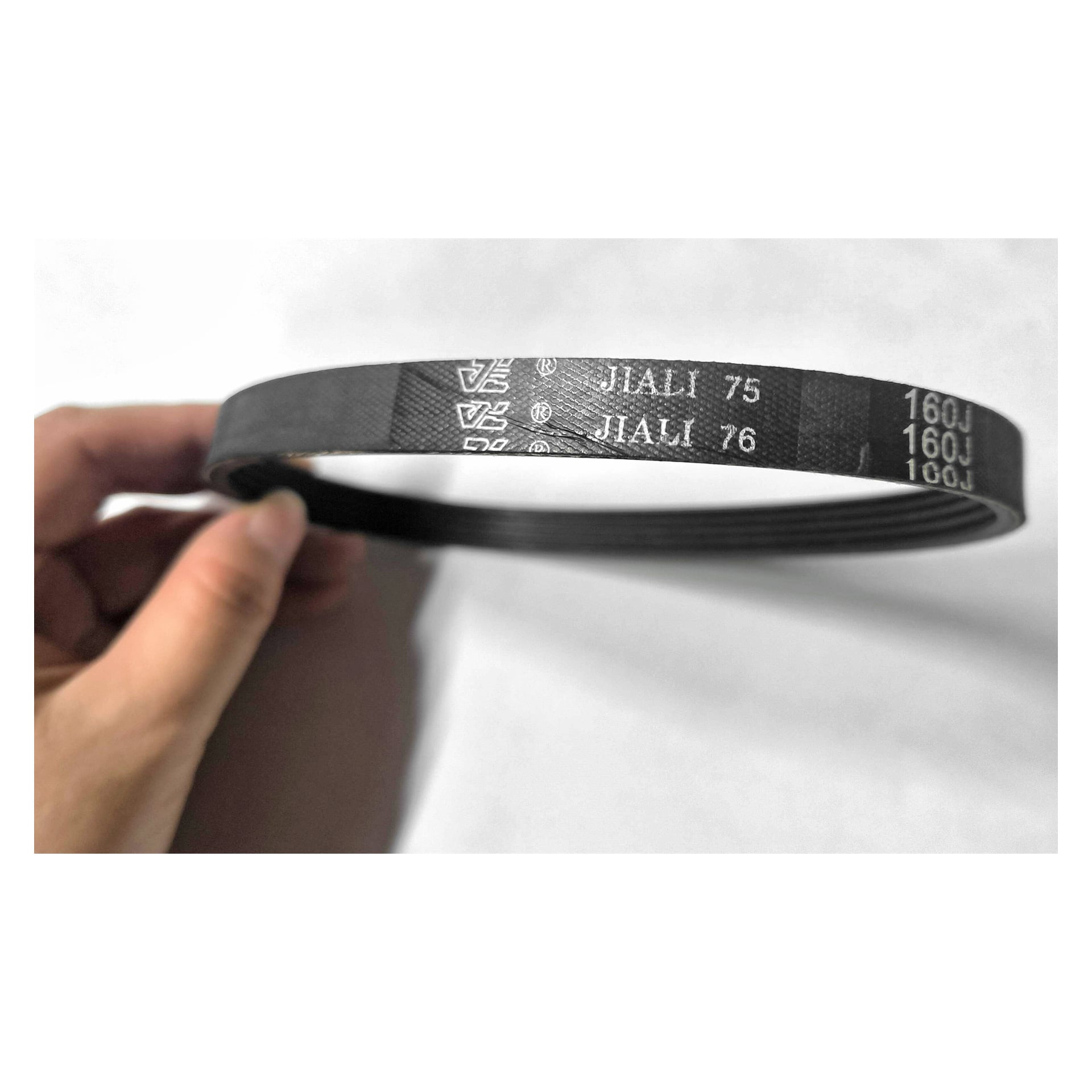 En hand håller en svart löpbandsrem med räfflad textur och vita markeringar som visar JIALI 75, JIALI 76 och 160J.
