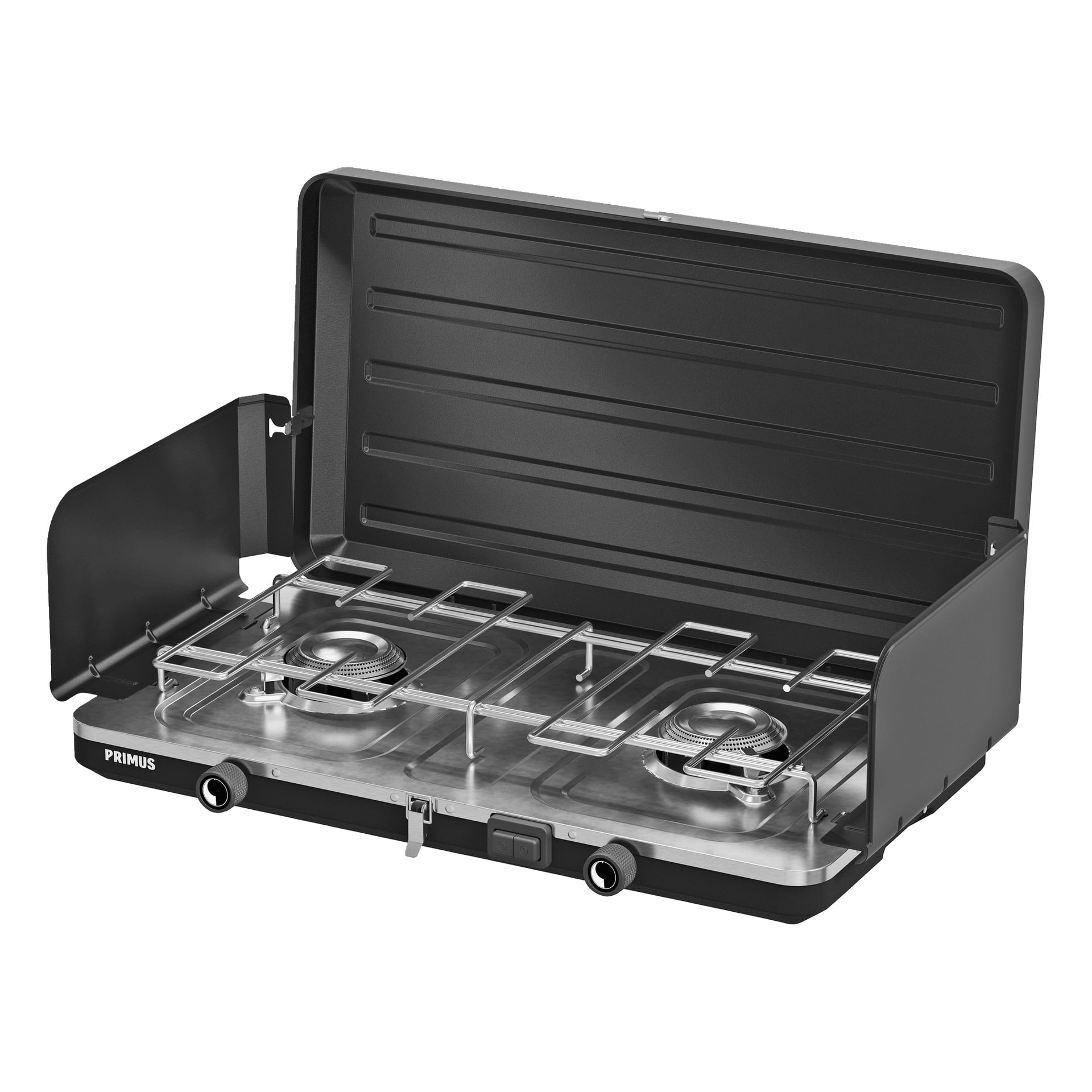 En svart och silverfärgad portabel Wilderness grill Moto campingspis från Primus, med två plattor, ett metallgaller, utfällbara vindrutor på sidorna och ett öppet lock. Primus-logotypen visas nere i vänstra hörnet.