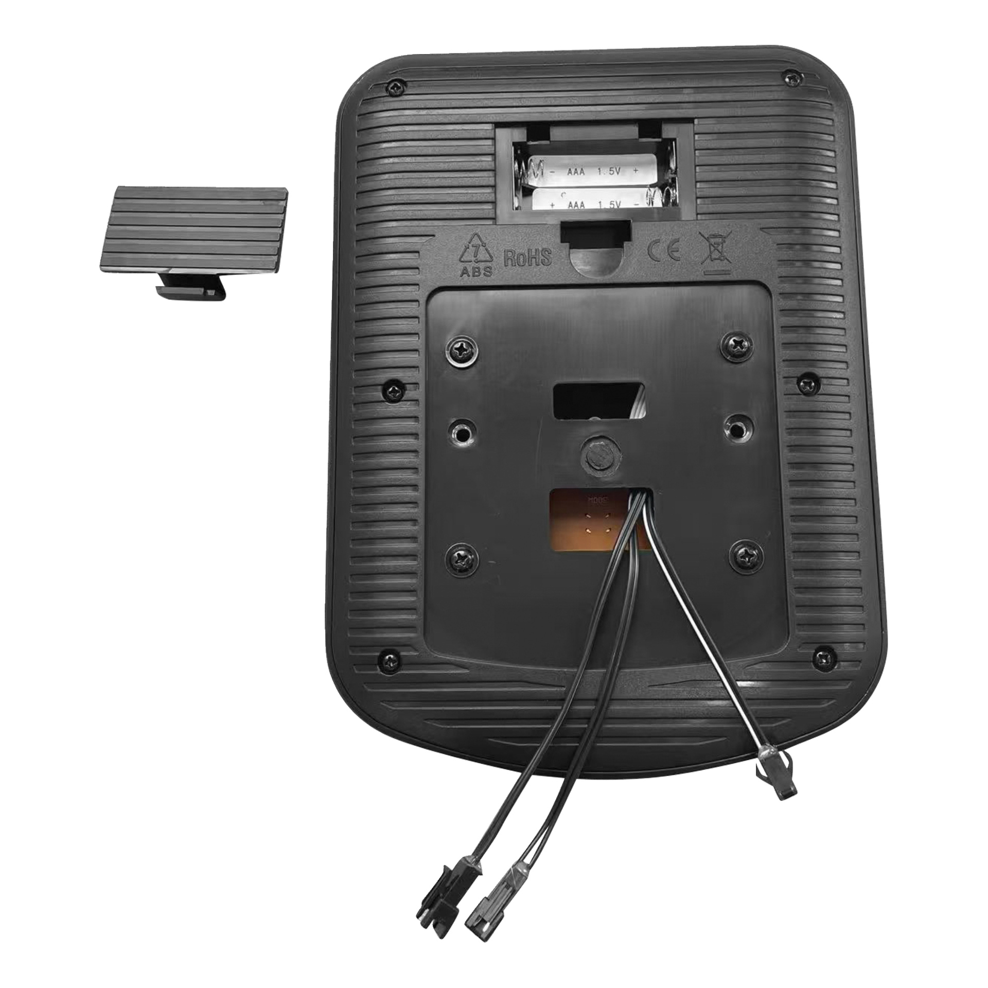 Baksida av en svart datorträningscykel, med ett öppet AA-batterifack, ett borttaget lock och tre lösa kablar.