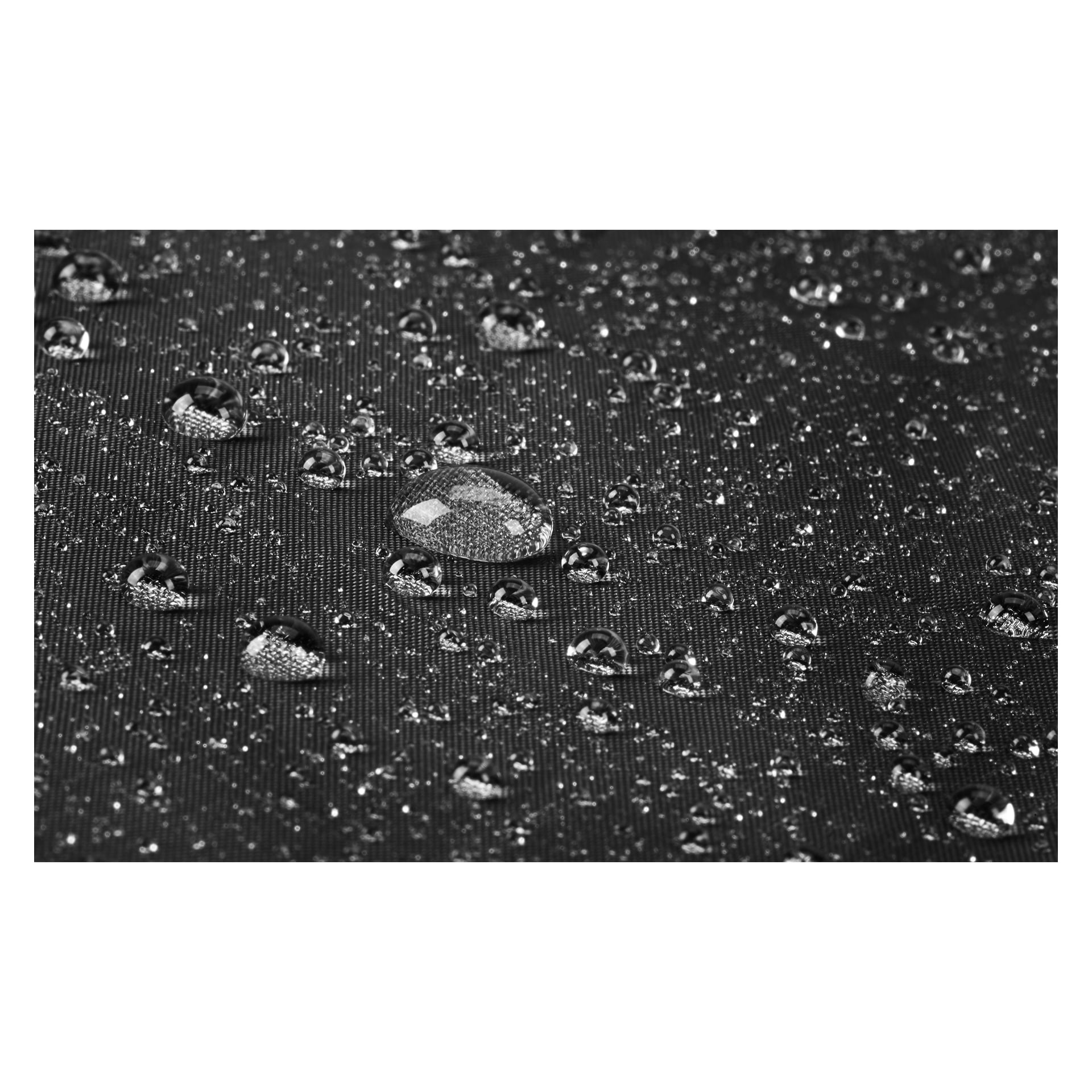 Makrobild av vattendroppar i olika storlekar på en mörk, texturerad yta, som reflekterar ljus och visar materialets motståndskraft mot vatten.