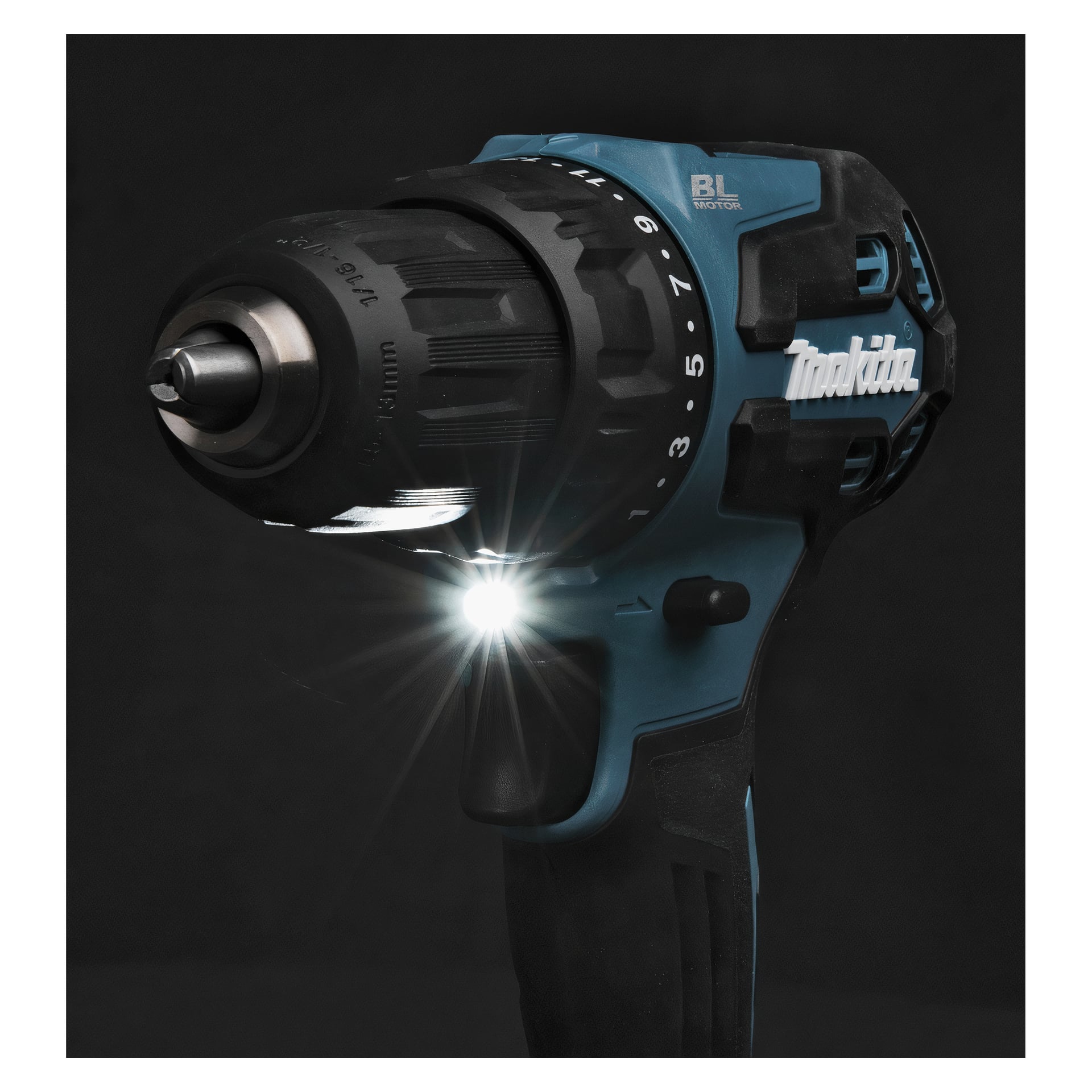 Närbild på en blå och svart Makita sladdlös borr med LED-lampan tänd, som visar märke och justeringsnummer, på svart bakgrund.