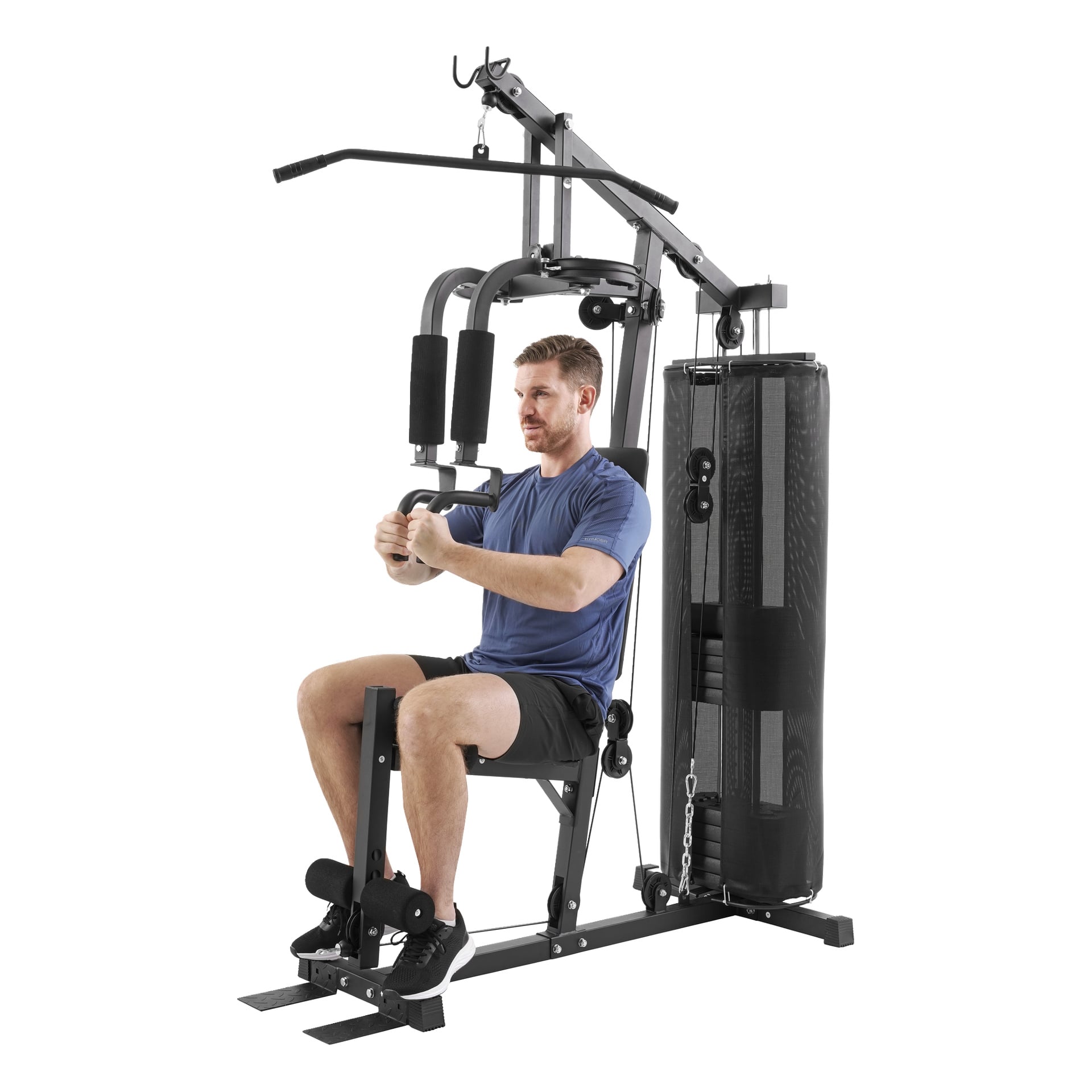 En man i blå skjorta och svarta shorts sitter på en multifunktionell gymmaskin och greppar handtag för att göra en bröstpress med vikter och trissor.