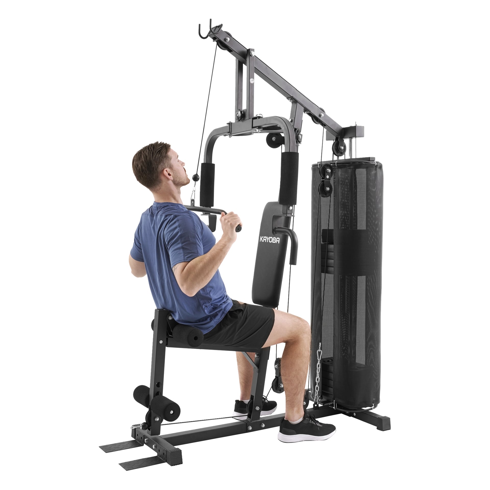 En man i blå t-shirt och svarta shorts gör lat pulldowns på ett KAYOBA multigym med vadderad sits och flera tillbehör.
