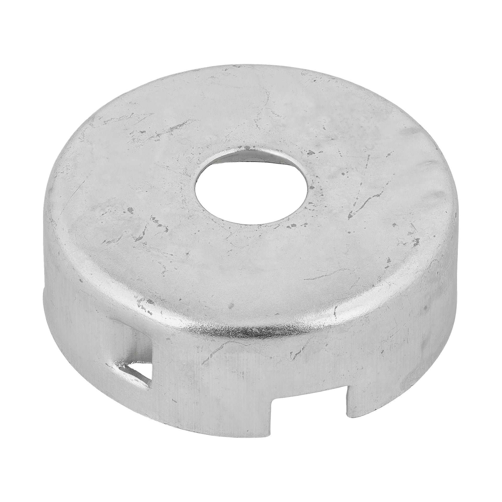 Ett runt silverfärgat metallfjäderskydd med ett centralt hål och två urtag vid nedre kanten.