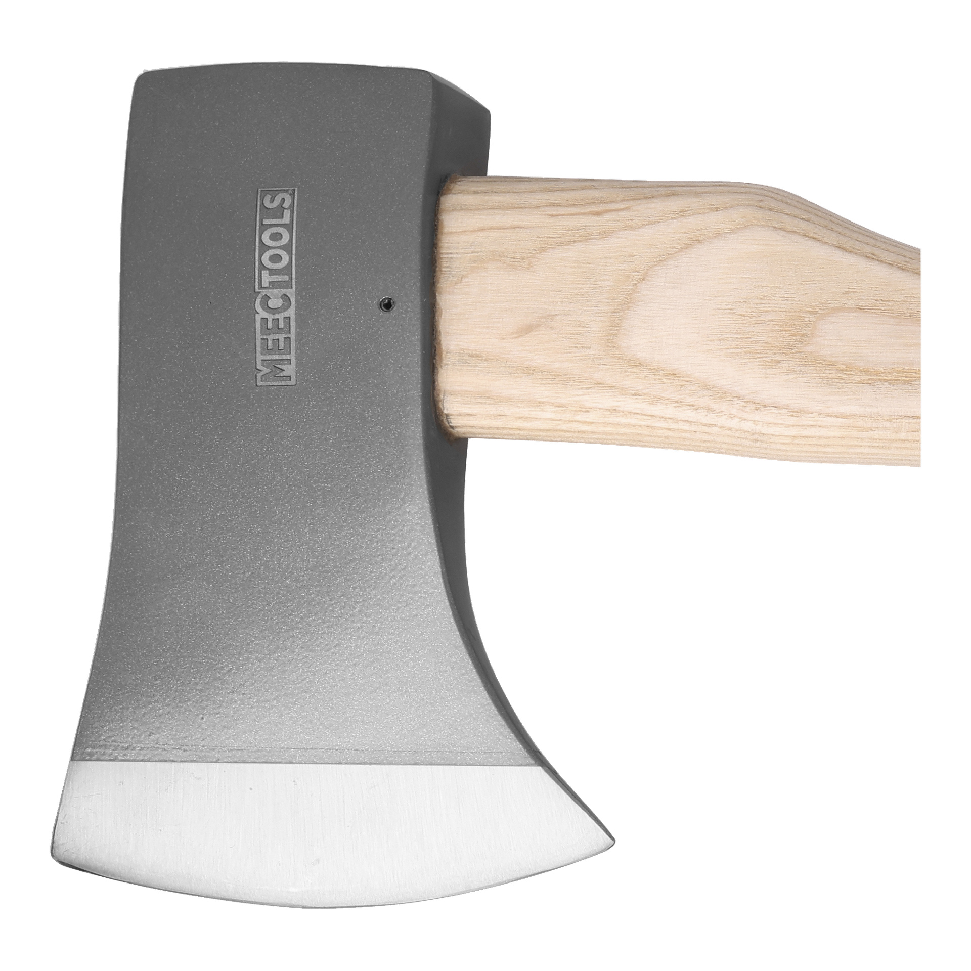 Nahaufnahme einer Axt mit leichtem Holzgriff und Metallkopf, mit dem MEE TOOLS-Logo auf der Klinge eingraviert.