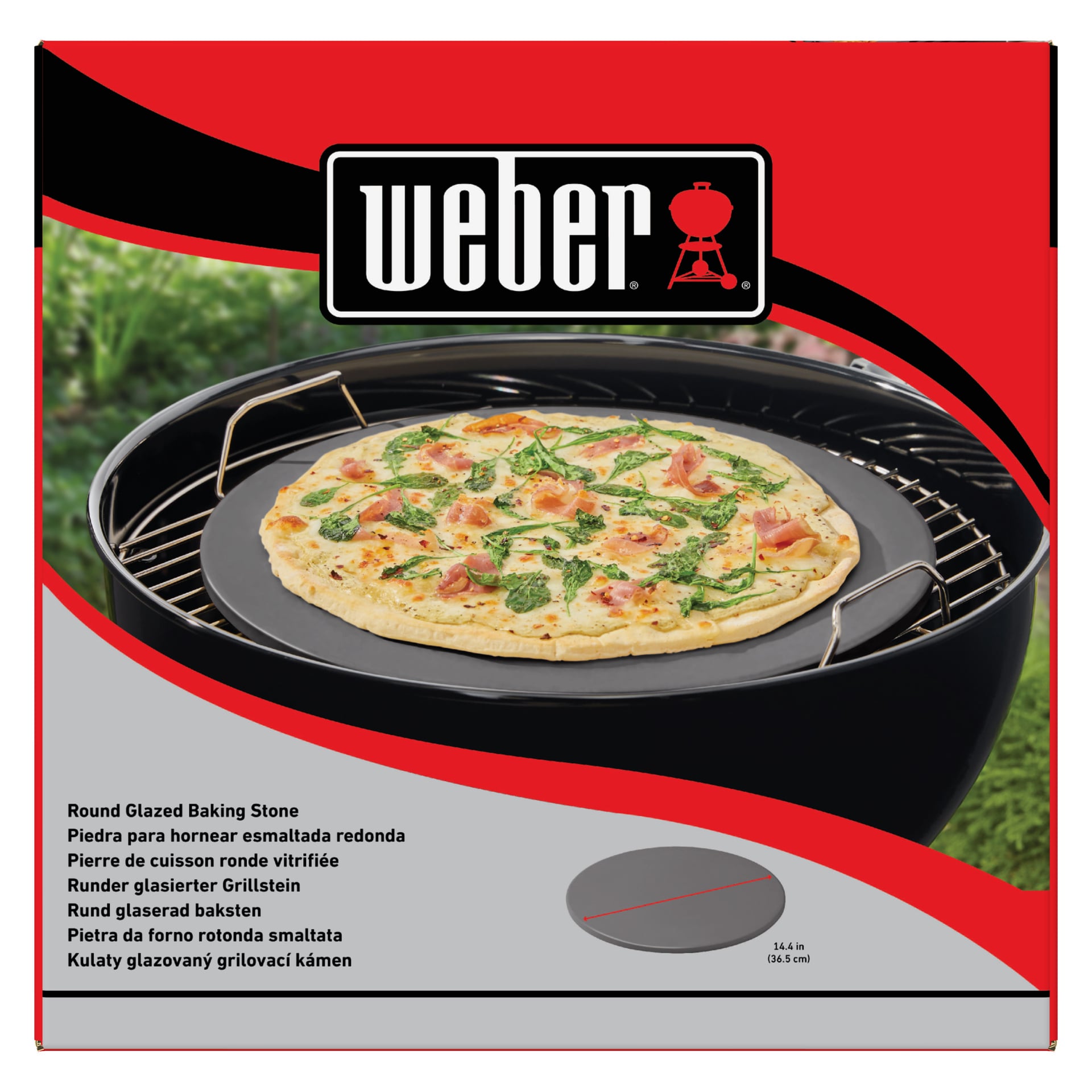 Weber-låda med en glaserad rund baksten på en kolgrill, pizza ovanpå och ett produktfoto på förpackningen.