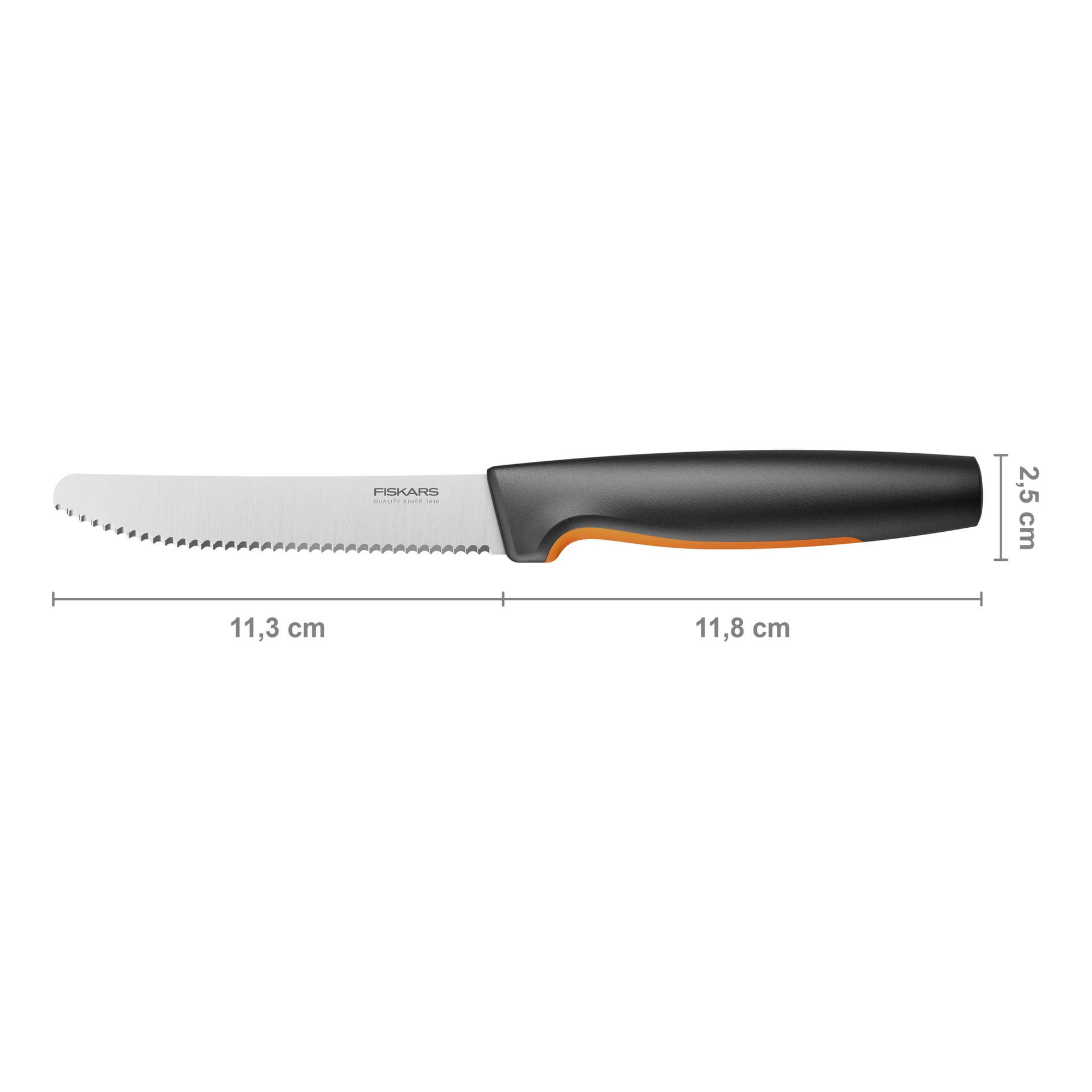 Ząbkowany nóż kuchenny z czarno-pomarańczową rękojeścią, oznaczony "Fiskars", pokazane wymiary ostrza i rękojeści: 23,1 x 2,5 cm.