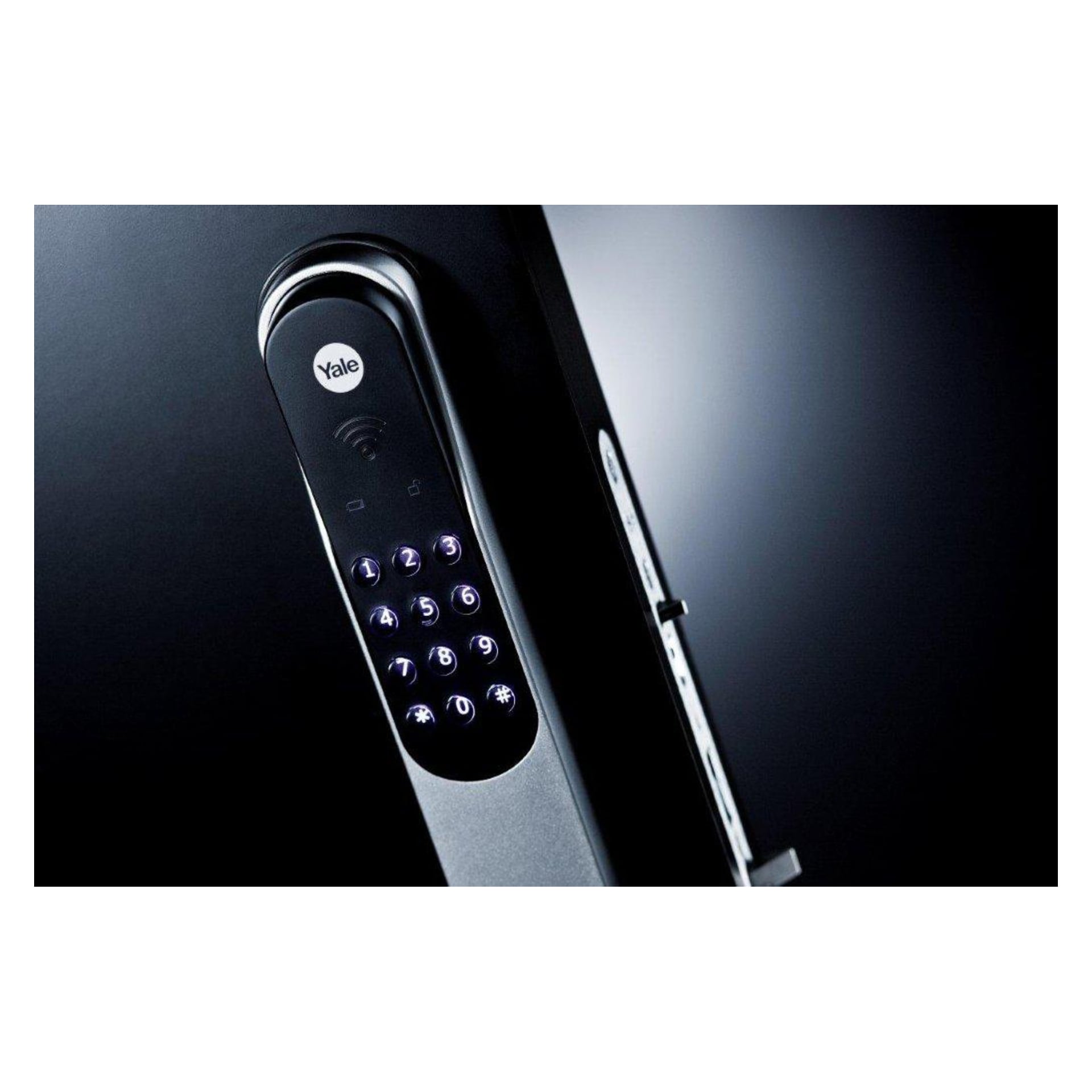 Nærbilde av en Yale digital lås med glødende tastatur og ikoner i en elegant svart og sølvfarget finish, satt mot en mørk bakgrunn.