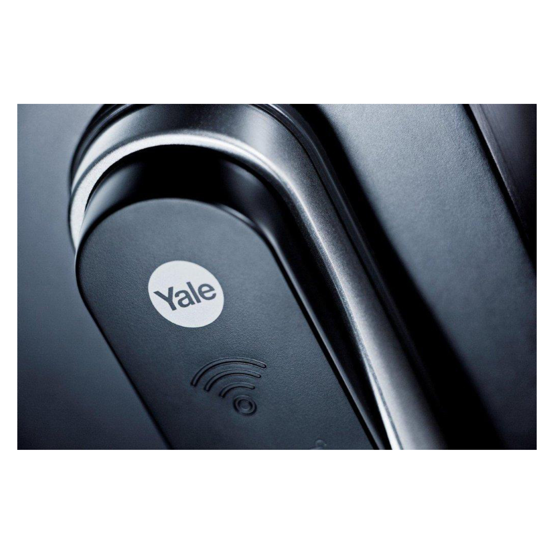 Nærbilde av en Yale smartlås som viser logoen og det trådløse ikonet, designet med et slankt svart og metallisk ytre ansikt.