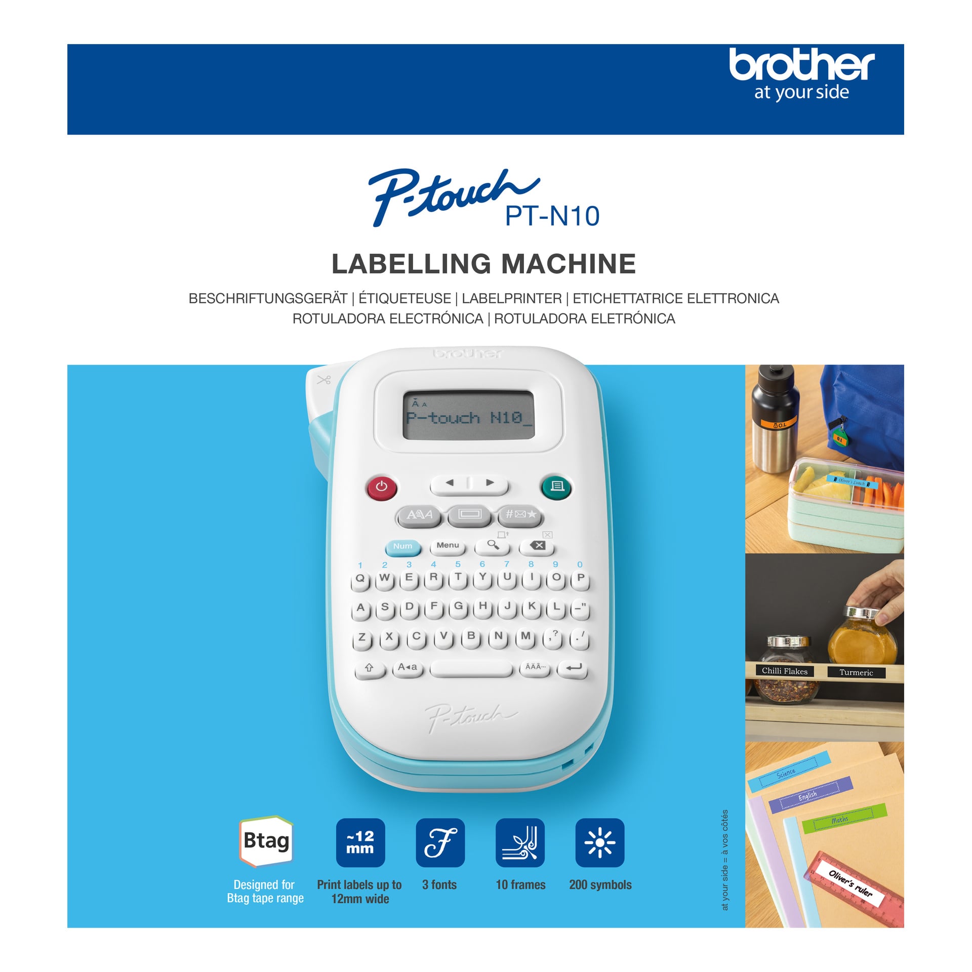 En vit Brother P-touch PT-N10 märkningsmaskin med blå detaljer står på en ljusblå yta, synlig med sin kartong och etiketttejp.