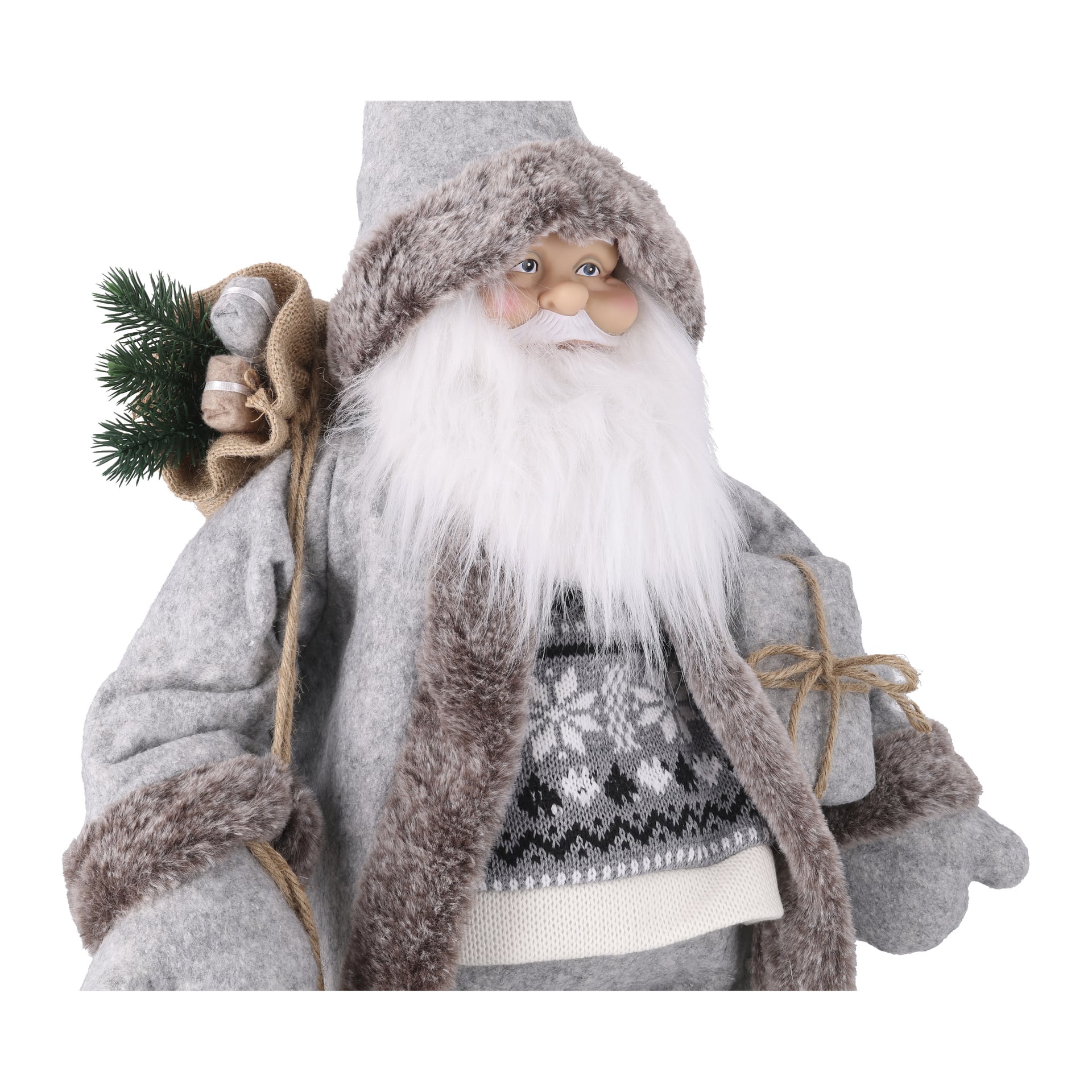 Tomtefigur i grå rock och hatt med brun kant, vitt skägg, mönstrade tröja, håller en säck av säckväv med grönska och en present.