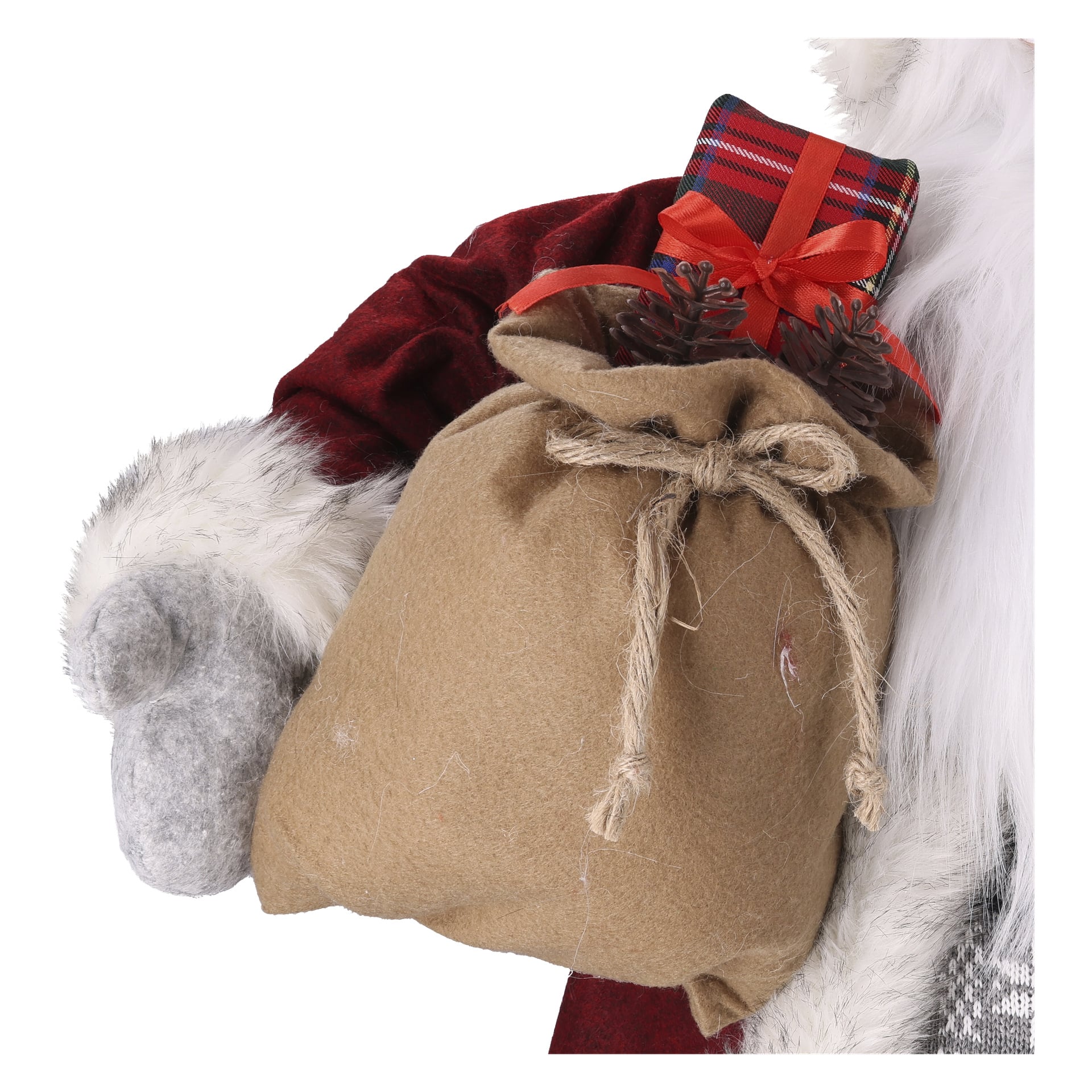 En jultomtefigur håller en beige repbunden säck med kottar som sticker fram och en rödrutig presentask inslaget med band.