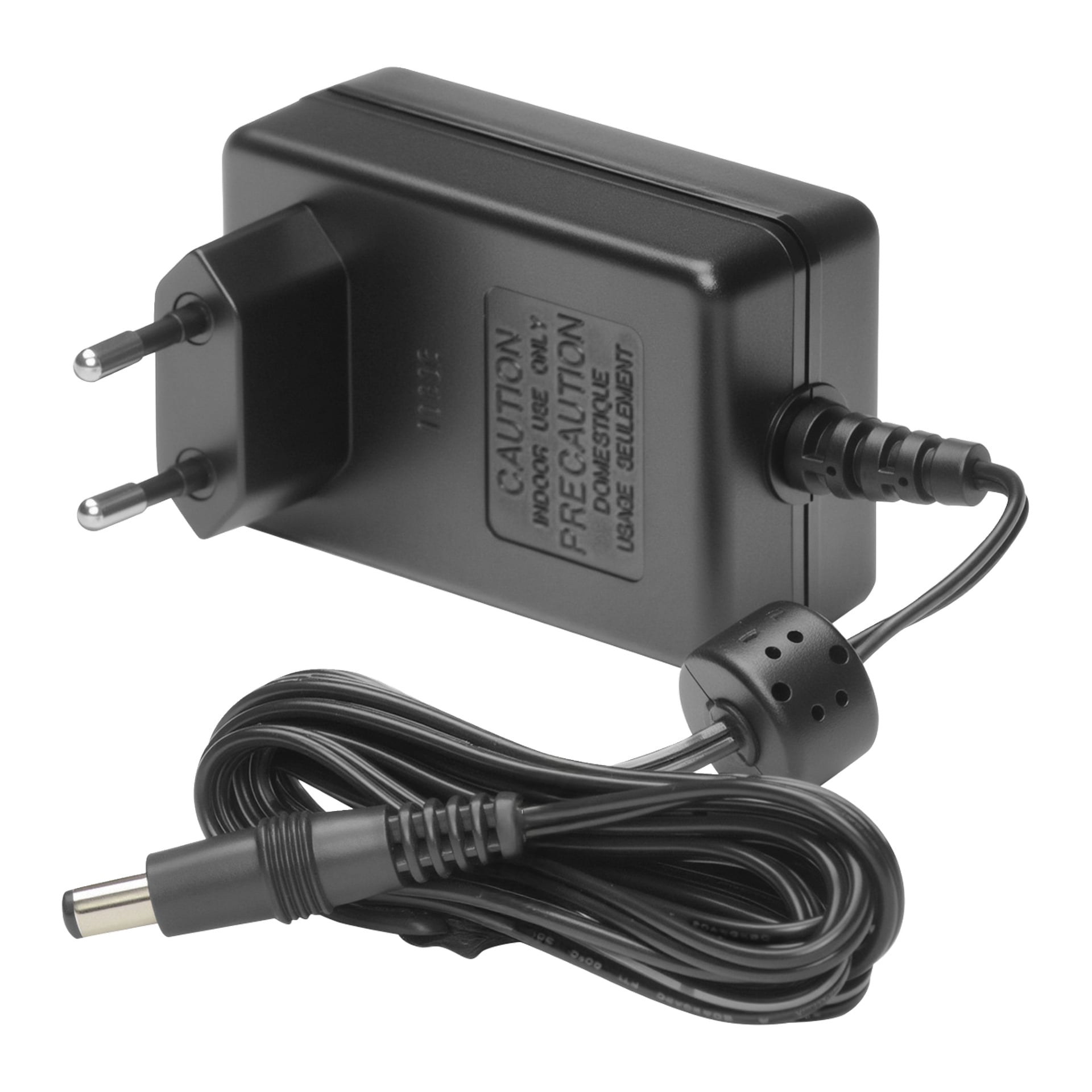 Svart nätadapter med två runda stift, lång kabel till en tunnkontakt, varningsetikett och ferritpärla på ledningen.