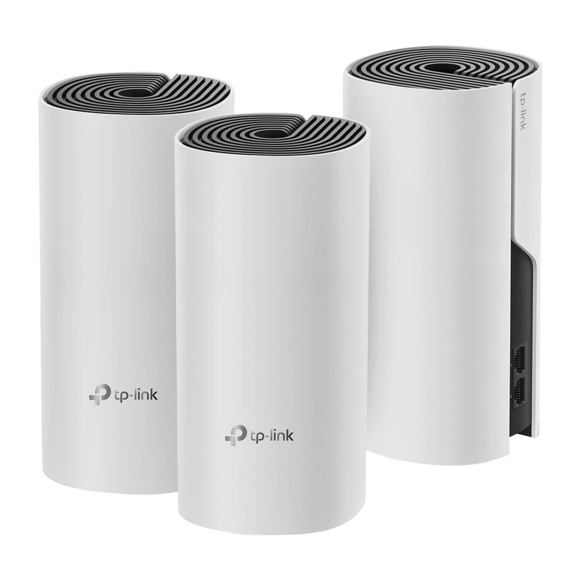 Tre vita TP-Link mesh Wi-Fi-routrar, två med logotyper, en vinklad för att visa bakre Ethernet-portar och ström. Alla ventileras ovanpå.