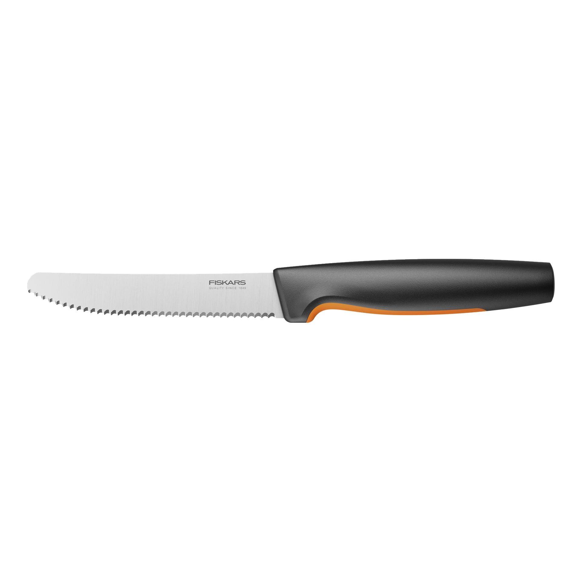 Ząbkowany nóż kuchenny ze srebrnym ostrzem Fiskars i czarno-pomarańczową ergonomiczną rękojeścią.
