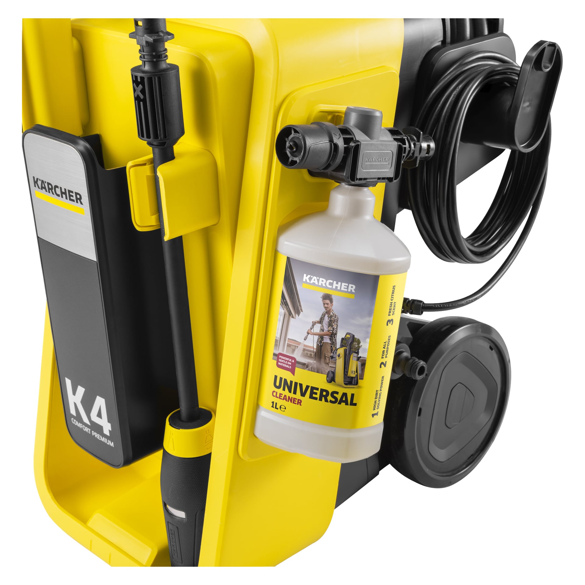 Närbild på en Karcher K4 högtryckstvättare med en Universal Cleaner tvättmedelsflaska, spraystav, slang, hjul; Mest gul och svart.