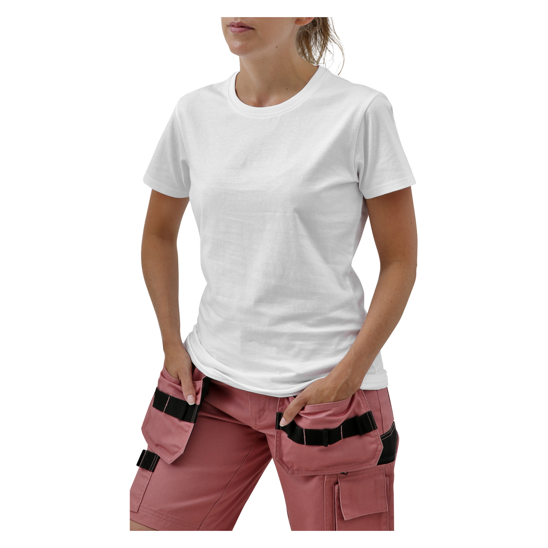 En person i en enkel vit t-shirt och rosa verktygsbyxor med svarta fickor, händerna i fickorna, ansiktet delvis utanför bild.