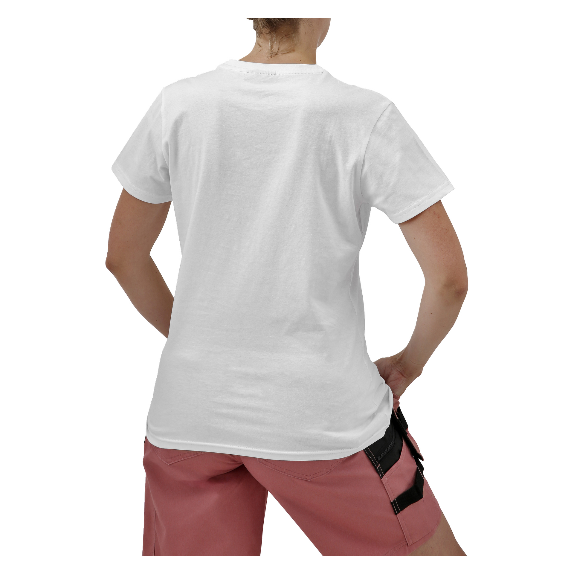 En person står med ryggen mot kameran, iklädd en enkel vit t-shirt och rosa shorts med svarta remmar. Höger hand på höften.