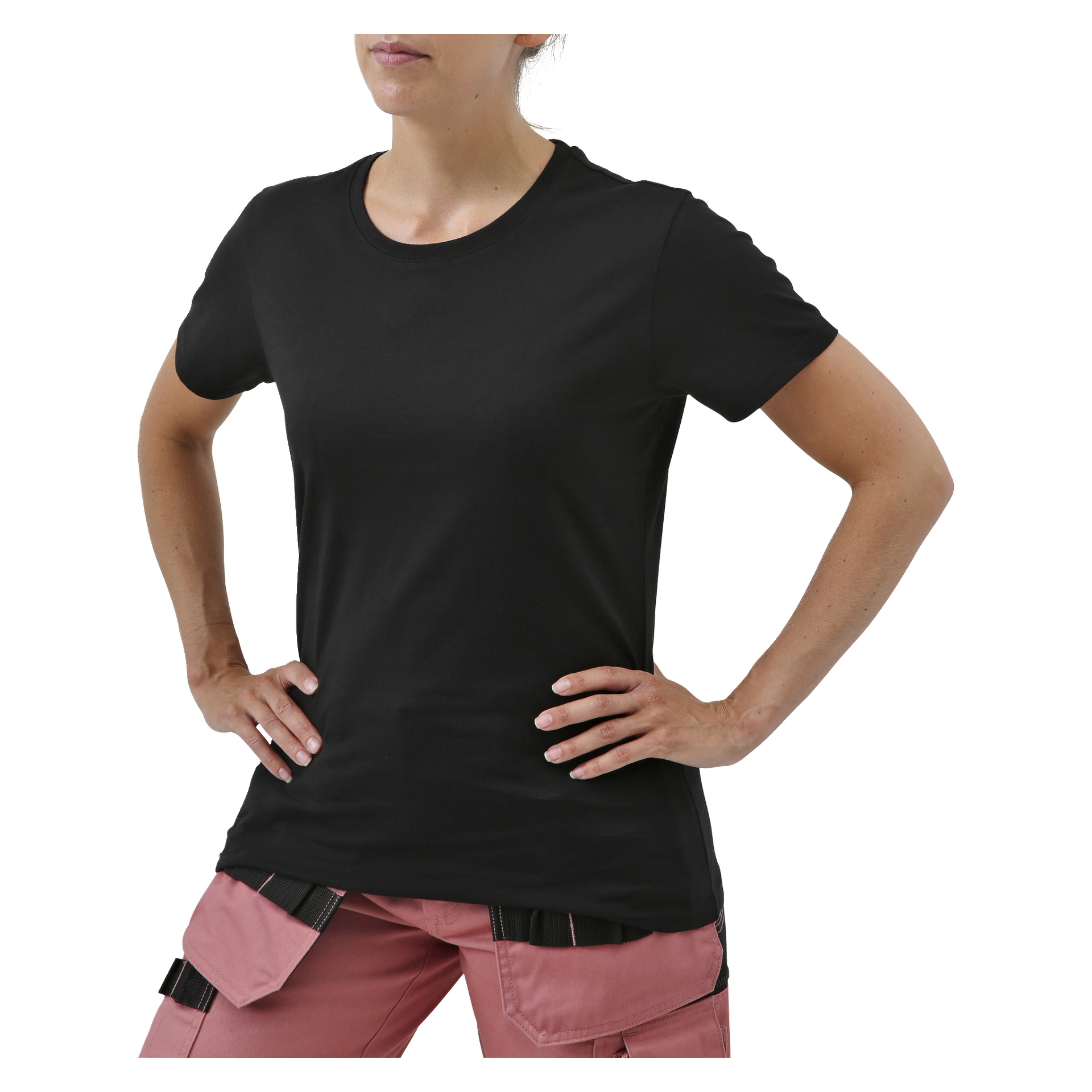 En person med händerna på höfterna bär en enkel svart kortärmad t-shirt och rosa verktygsbyxor med svarta remmar, från kort hals till lår.