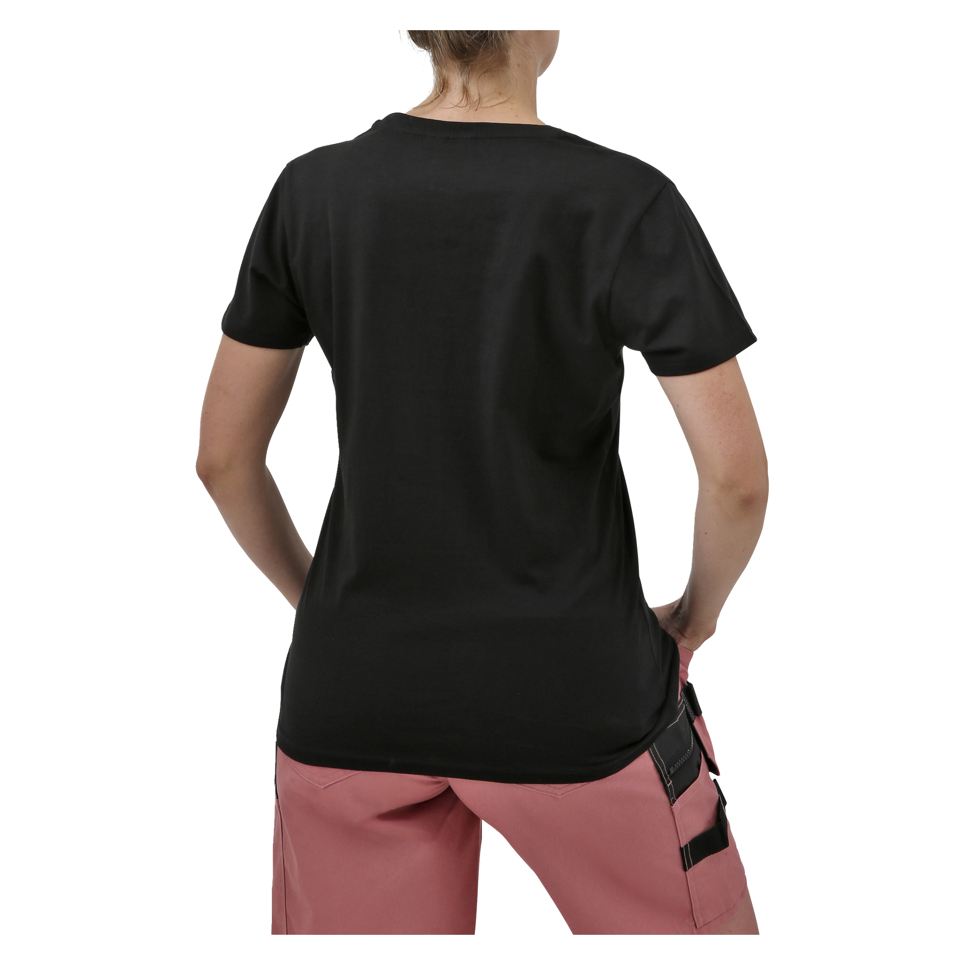 En person vänder sig bort, klädd i en svart kortärmad t-shirt och rosa byxor med svart rem på vänster sida. Händerna vilar på höfterna.