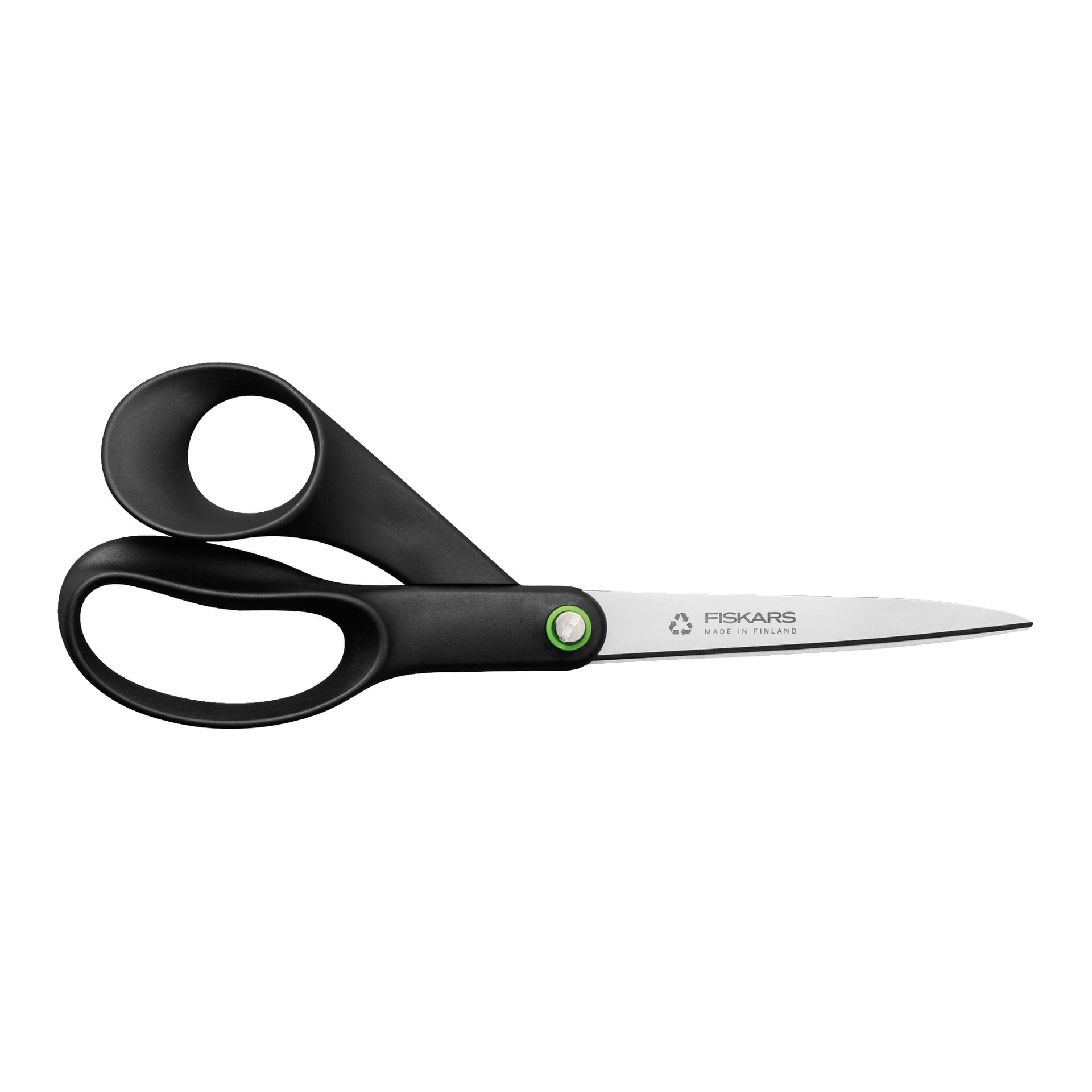 Fiskars sax med svart ergonomiskt handtag och blad i rostfritt stål, med märkning och ursprung tryckt nära handtaget.