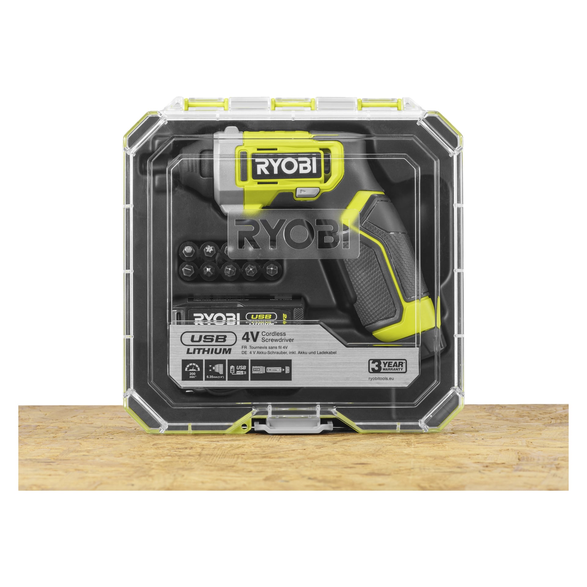 Ett Ryobi USB Lithium 4V trådlöst skruvmejselset i genomskinlig förpackning visar verktyget, flera bitar och produktetiketter på trä.