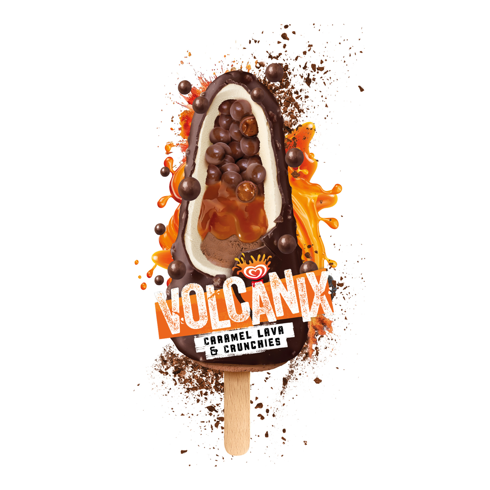 En skivad glassbar visar karamellfyllning och chokladbitar, omgivna av karamell- och chokladstänk. Skivbolag: Volcanix Caramel Lava & Crunchies.